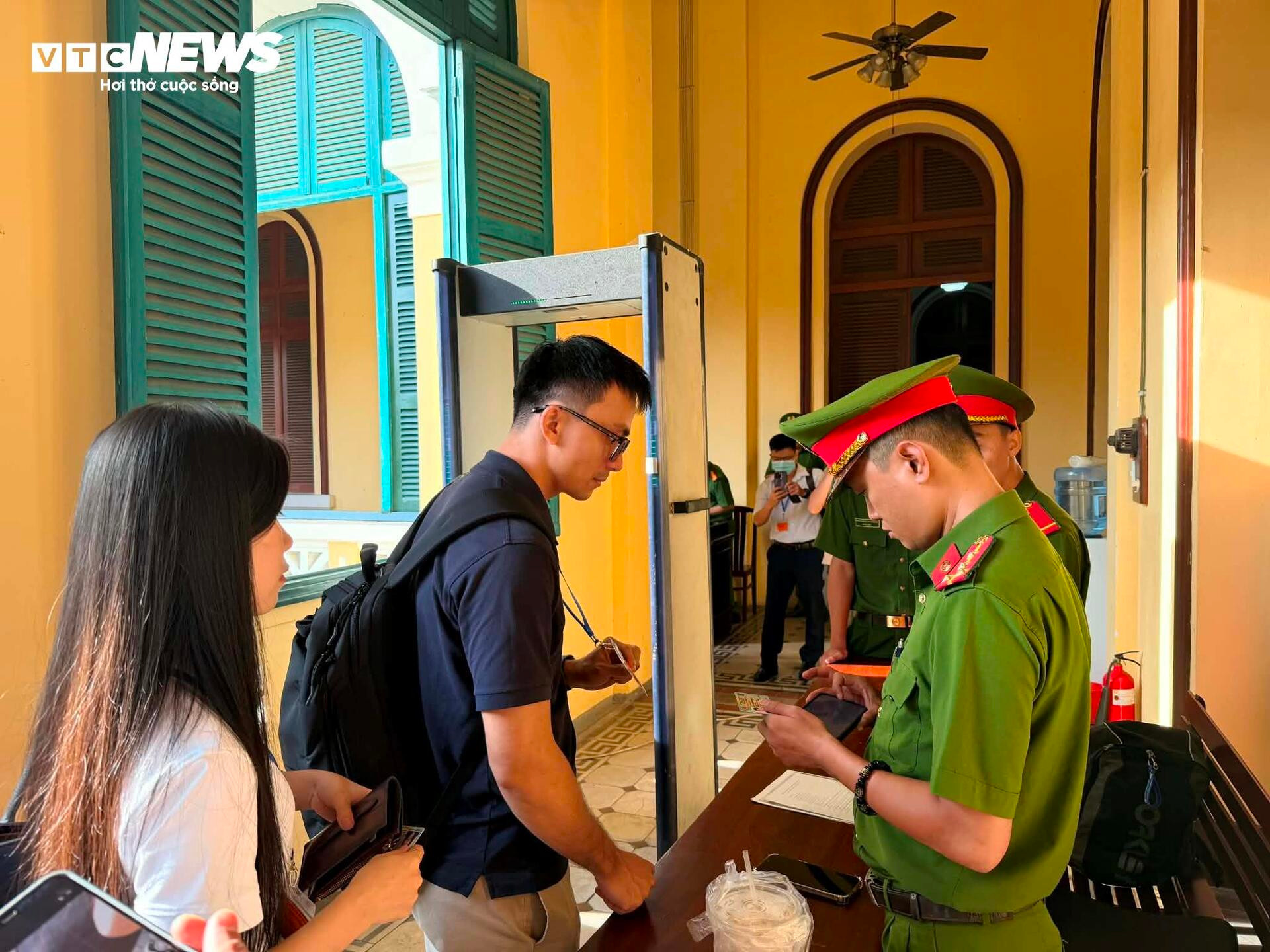 Hình ảnh Hoa hậu Thuỳ Tiên, Quang Linh Vlogs, Hằng Du Mục và đồng phạm tại tòa - 4