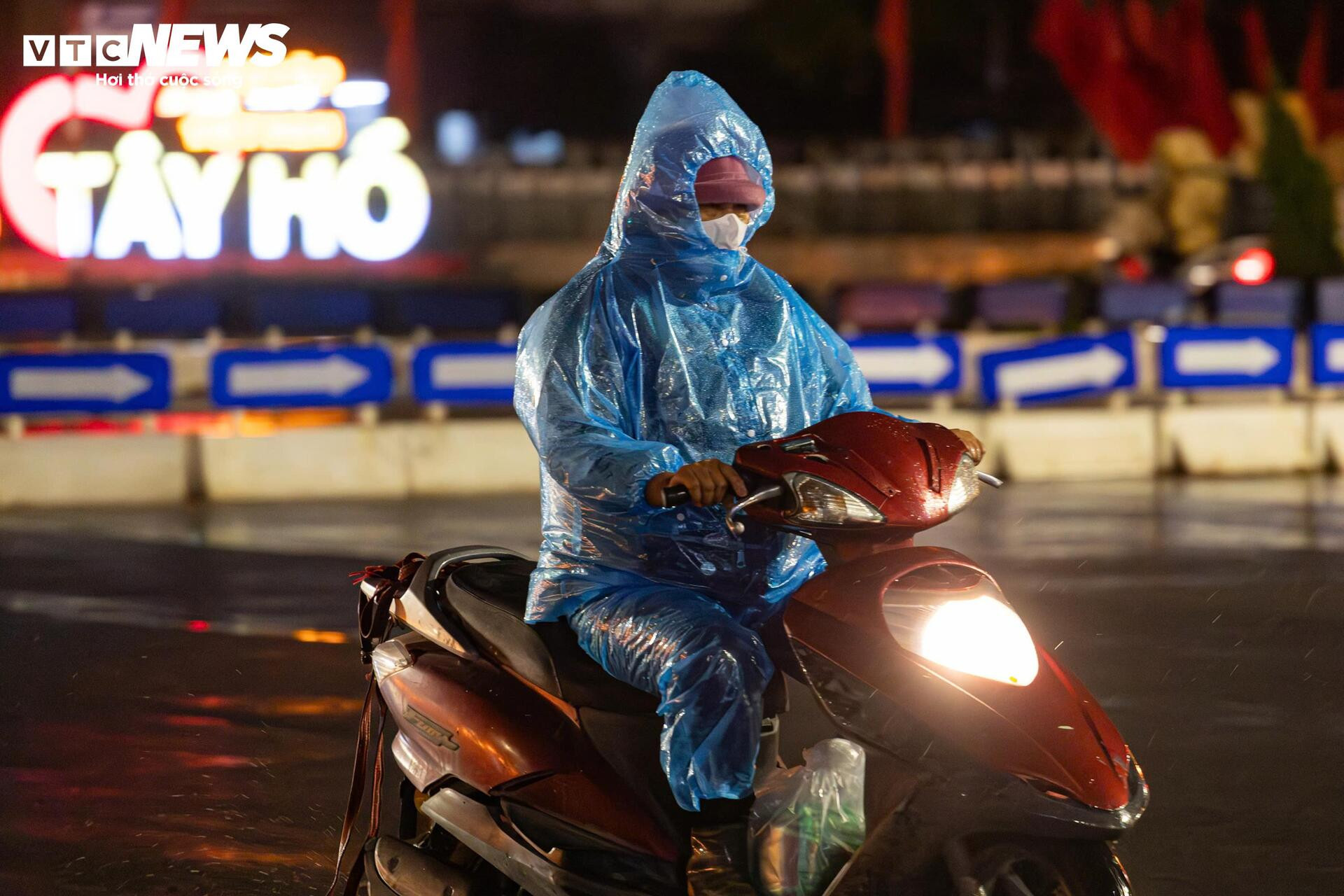 Tài xế xe ôm Hà Nội nhóm bếp lửa sưởi ấm trong đêm rét 13°C - 9