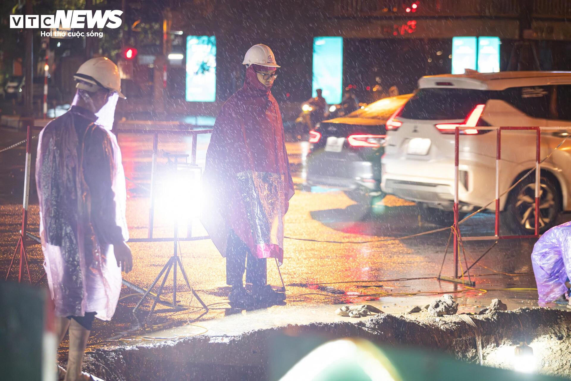 Tài xế xe ôm Hà Nội nhóm bếp lửa sưởi ấm trong đêm rét 13°C - 12