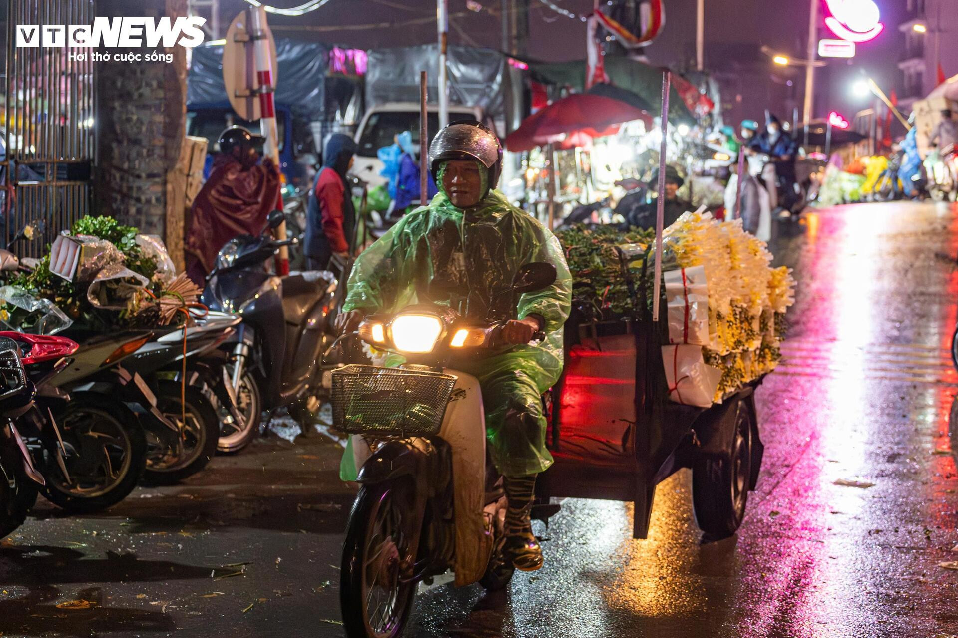 Tài xế xe ôm Hà Nội nhóm bếp lửa sưởi ấm trong đêm rét 13°C - 15