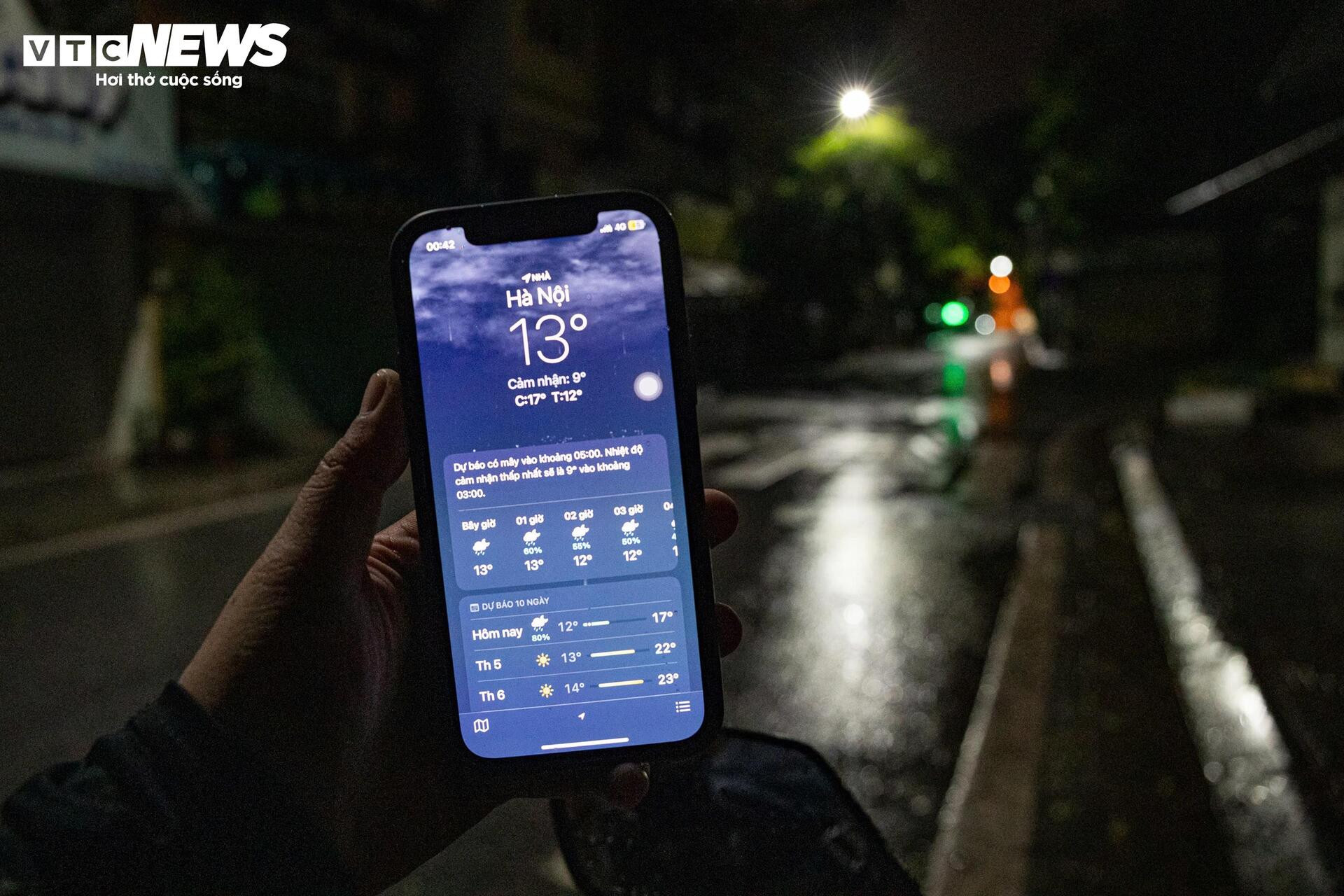 Tài xế xe ôm Hà Nội nhóm bếp lửa sưởi ấm trong đêm rét 13°C - 2