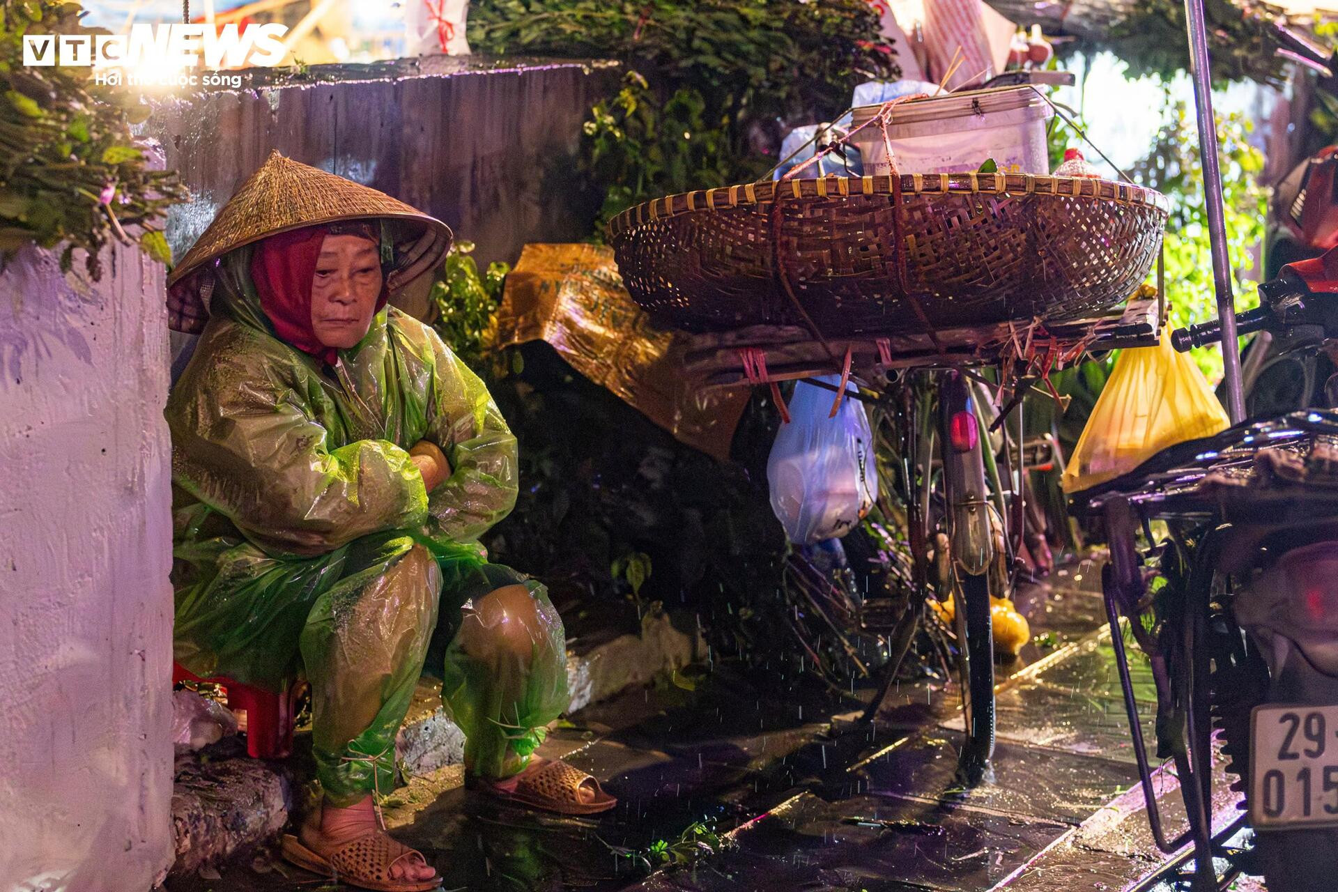 Tài xế xe ôm Hà Nội nhóm bếp lửa sưởi ấm trong đêm rét 13°C - 3