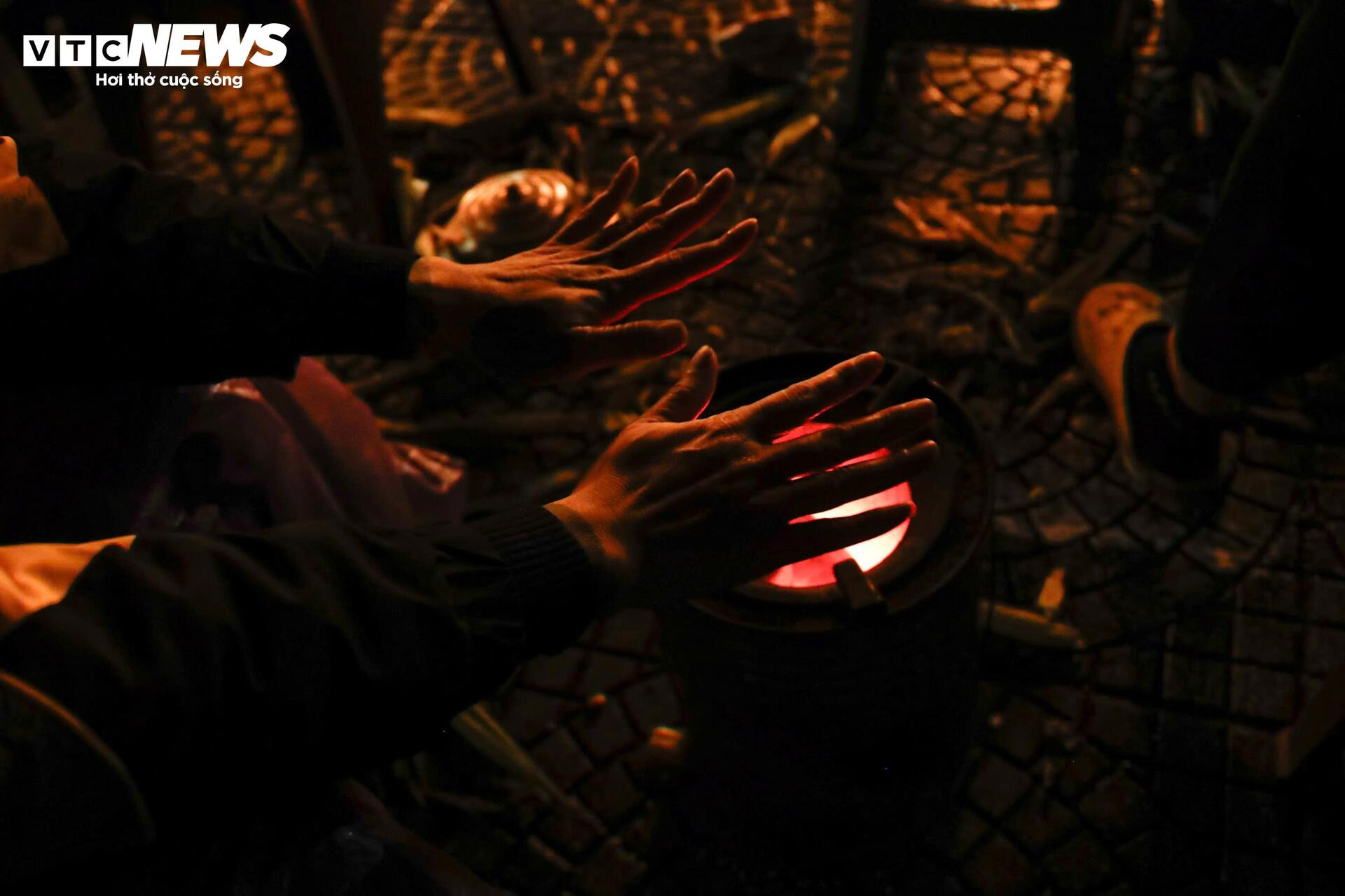 Tài xế xe ôm Hà Nội nhóm bếp lửa sưởi ấm trong đêm rét 13°C - 5