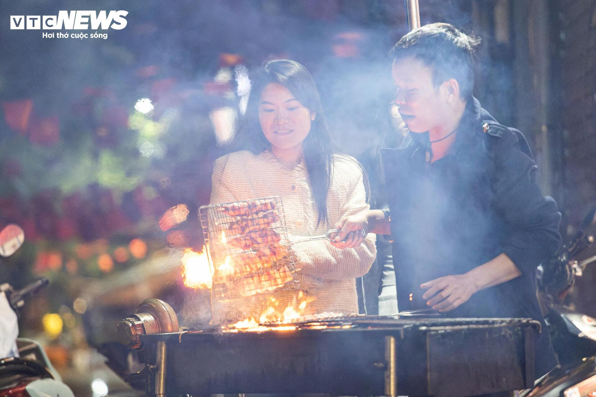 Tài xế xe ôm Hà Nội nhóm bếp lửa sưởi ấm trong đêm rét 13°C - 6