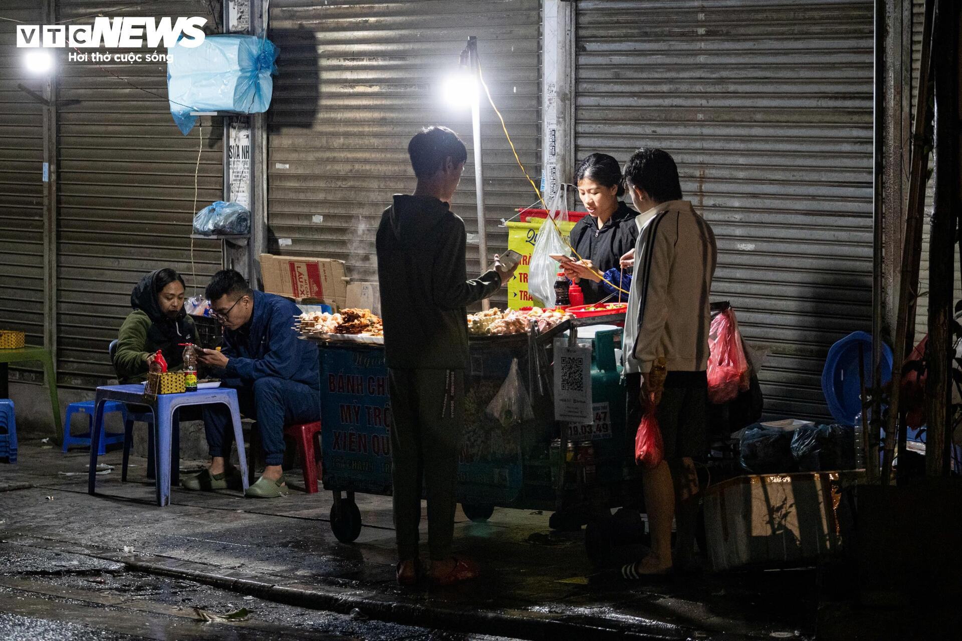 Tài xế xe ôm Hà Nội nhóm bếp lửa sưởi ấm trong đêm rét 13°C - 7