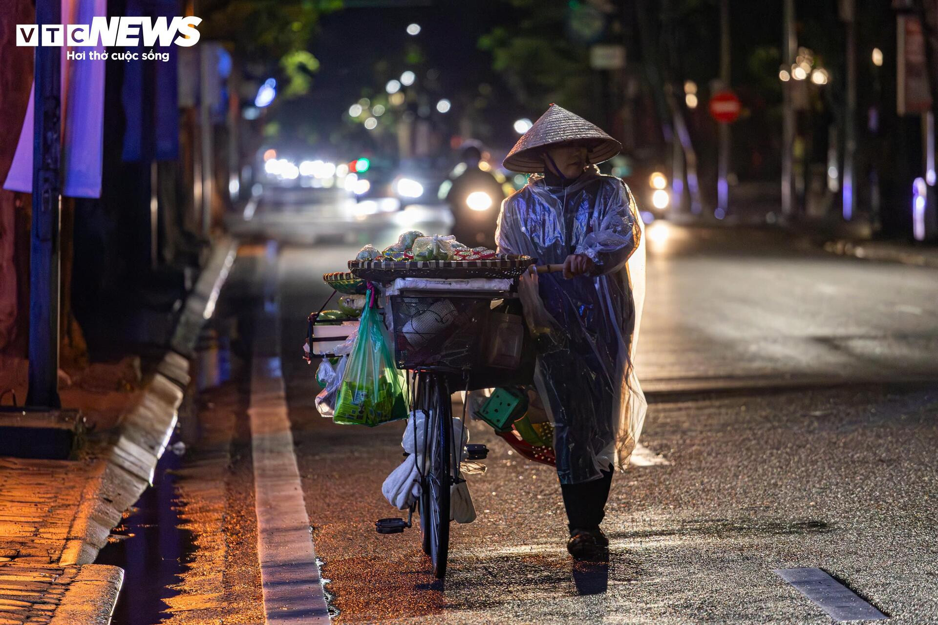 Tài xế xe ôm Hà Nội nhóm bếp lửa sưởi ấm trong đêm rét 13°C - 8