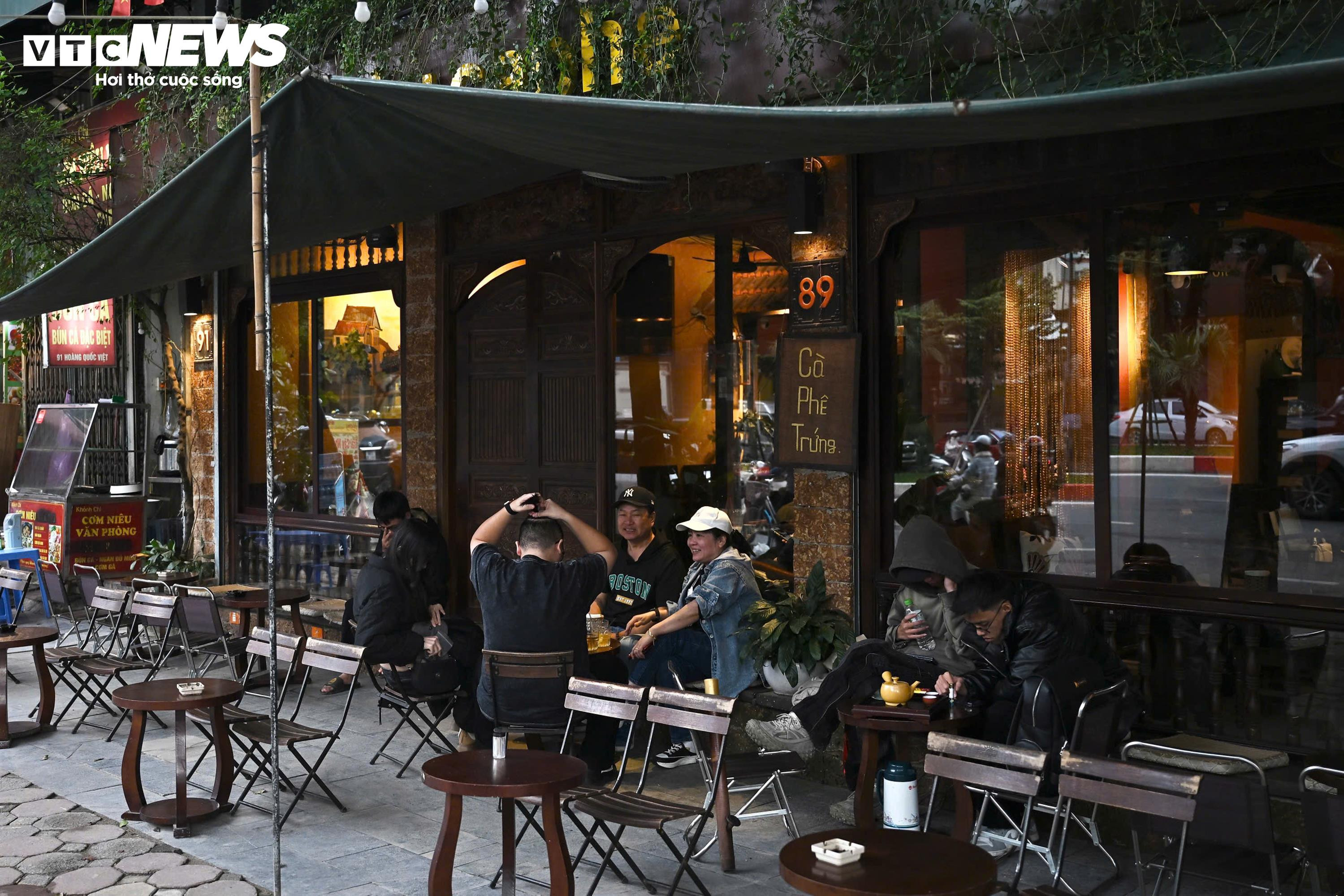 Quán xá Hà Nội quây bạt kín mít, người lao động chật vật chống rét đầu mùa - 12