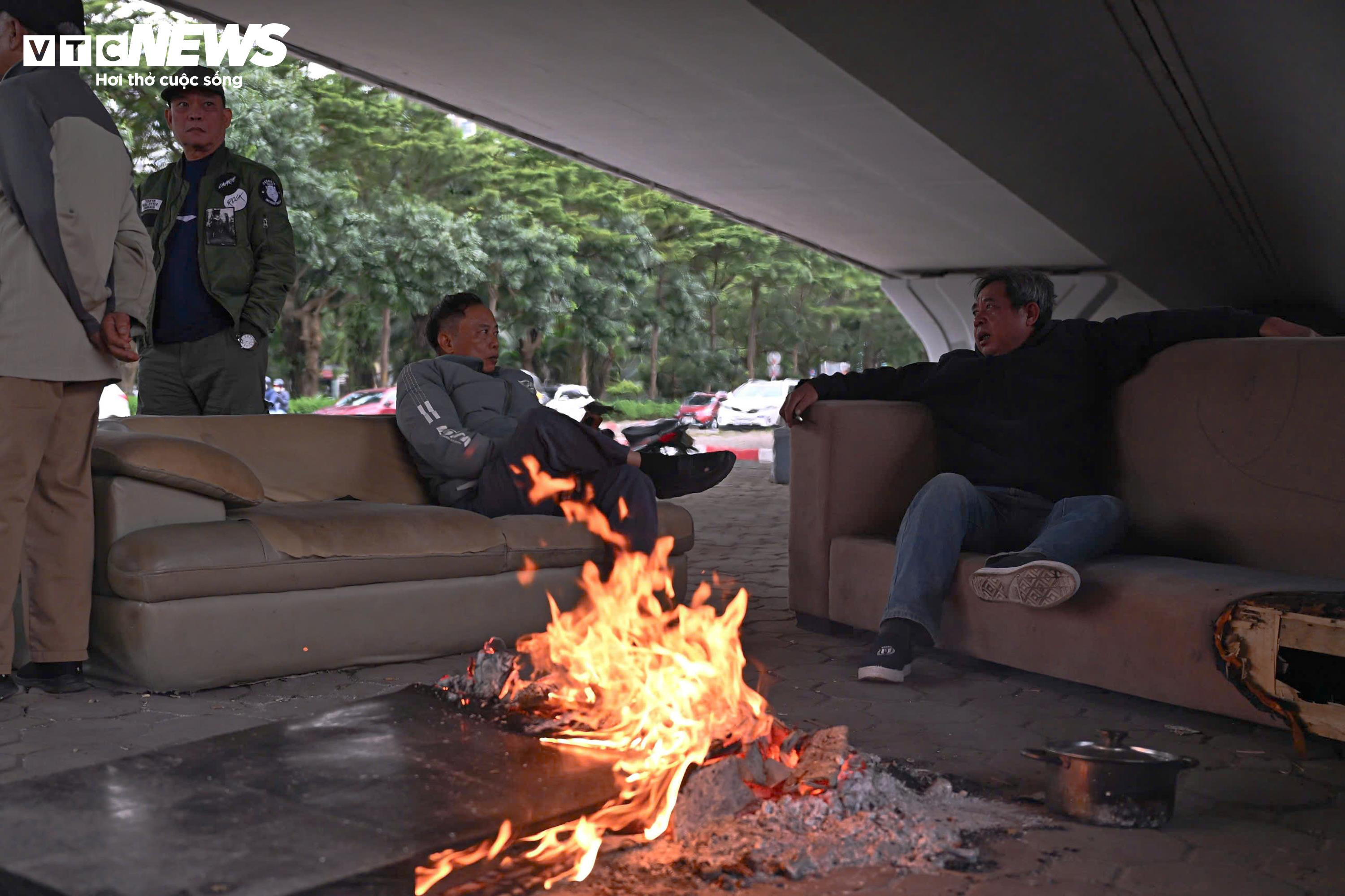 Quán xá Hà Nội quây bạt kín mít, người lao động chật vật chống rét đầu mùa - 6