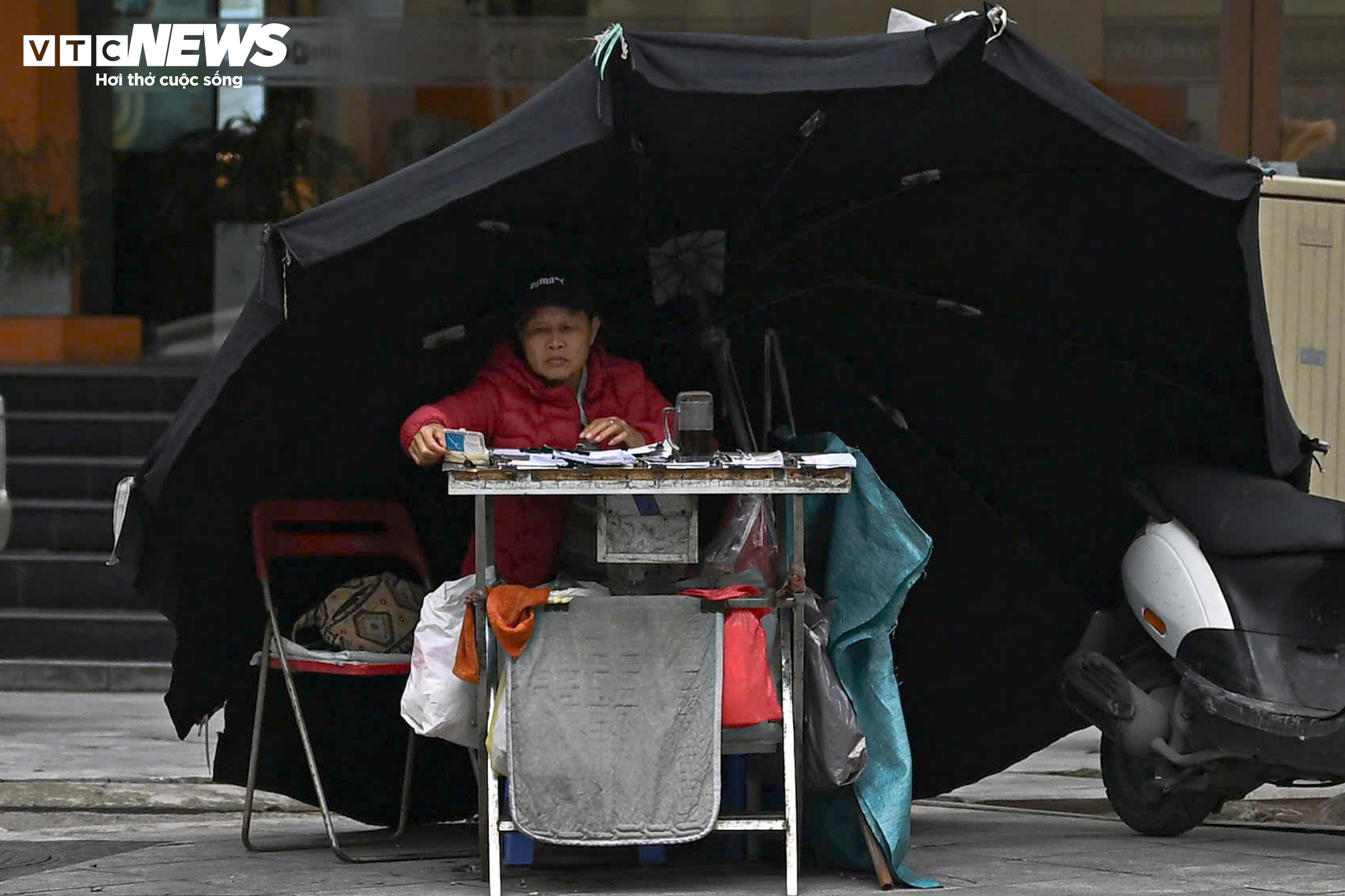 Quán xá Hà Nội quây bạt kín mít, người lao động chật vật chống rét đầu mùa - 13