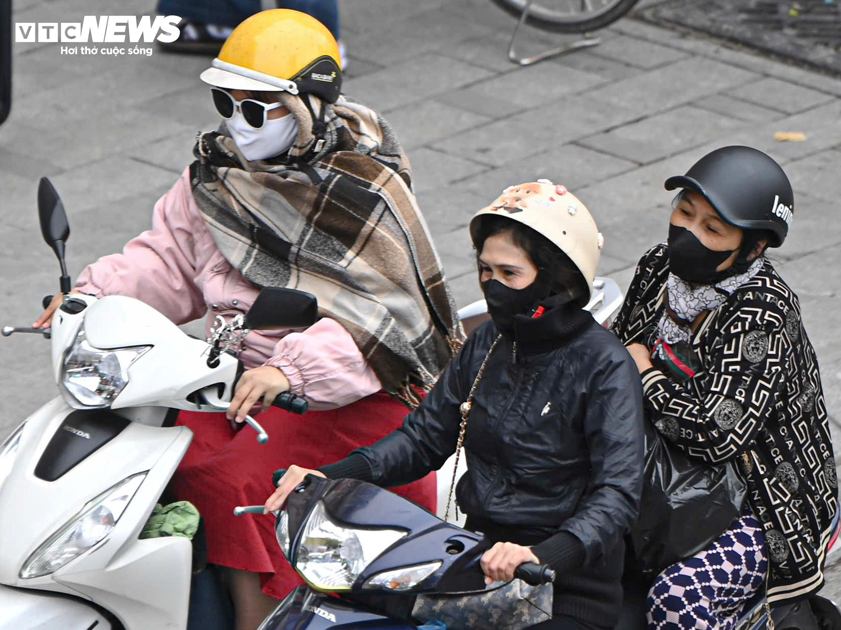 Quán xá Hà Nội quây bạt kín mít, người lao động chật vật chống rét đầu mùa - 14