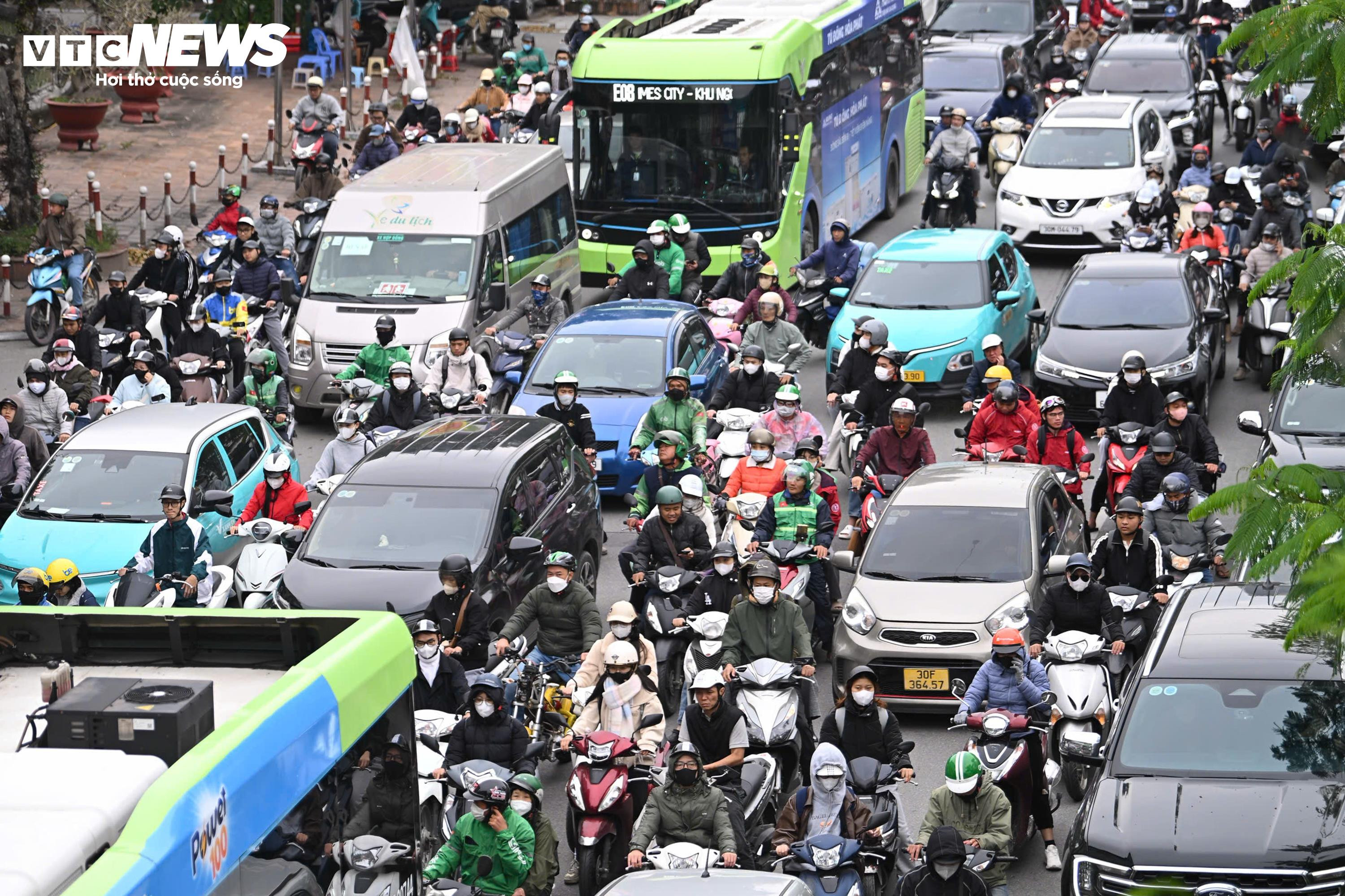 Quán xá Hà Nội quây bạt kín mít, người lao động chật vật chống rét đầu mùa - 1