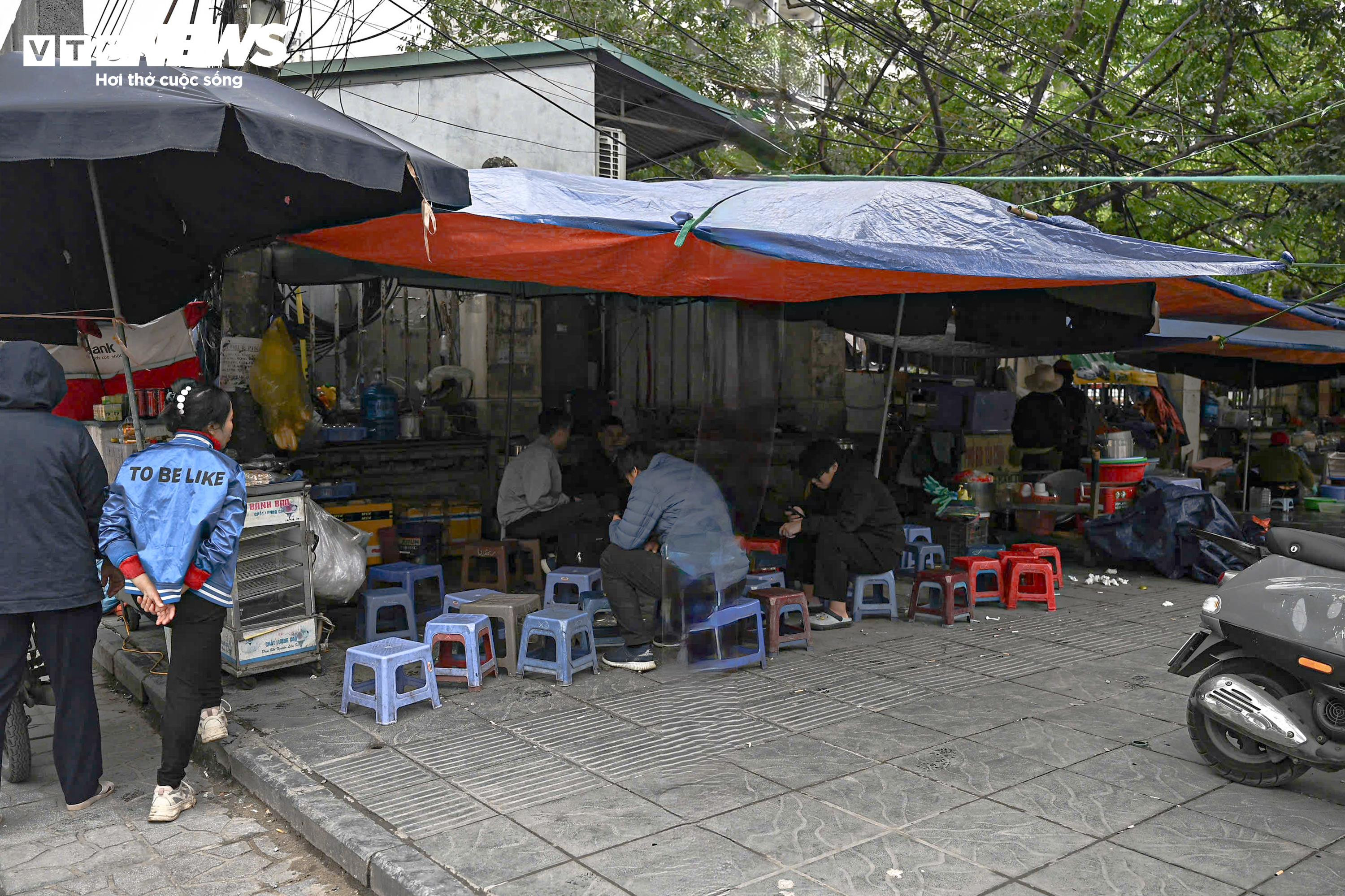 Quán xá Hà Nội quây bạt kín mít, người lao động chật vật chống rét đầu mùa - 5