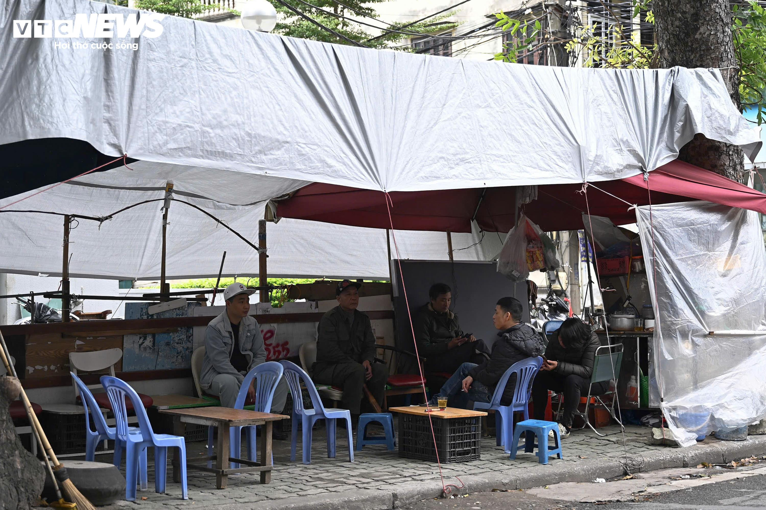 Quán xá Hà Nội quây bạt kín mít, người lao động chật vật chống rét đầu mùa - 4