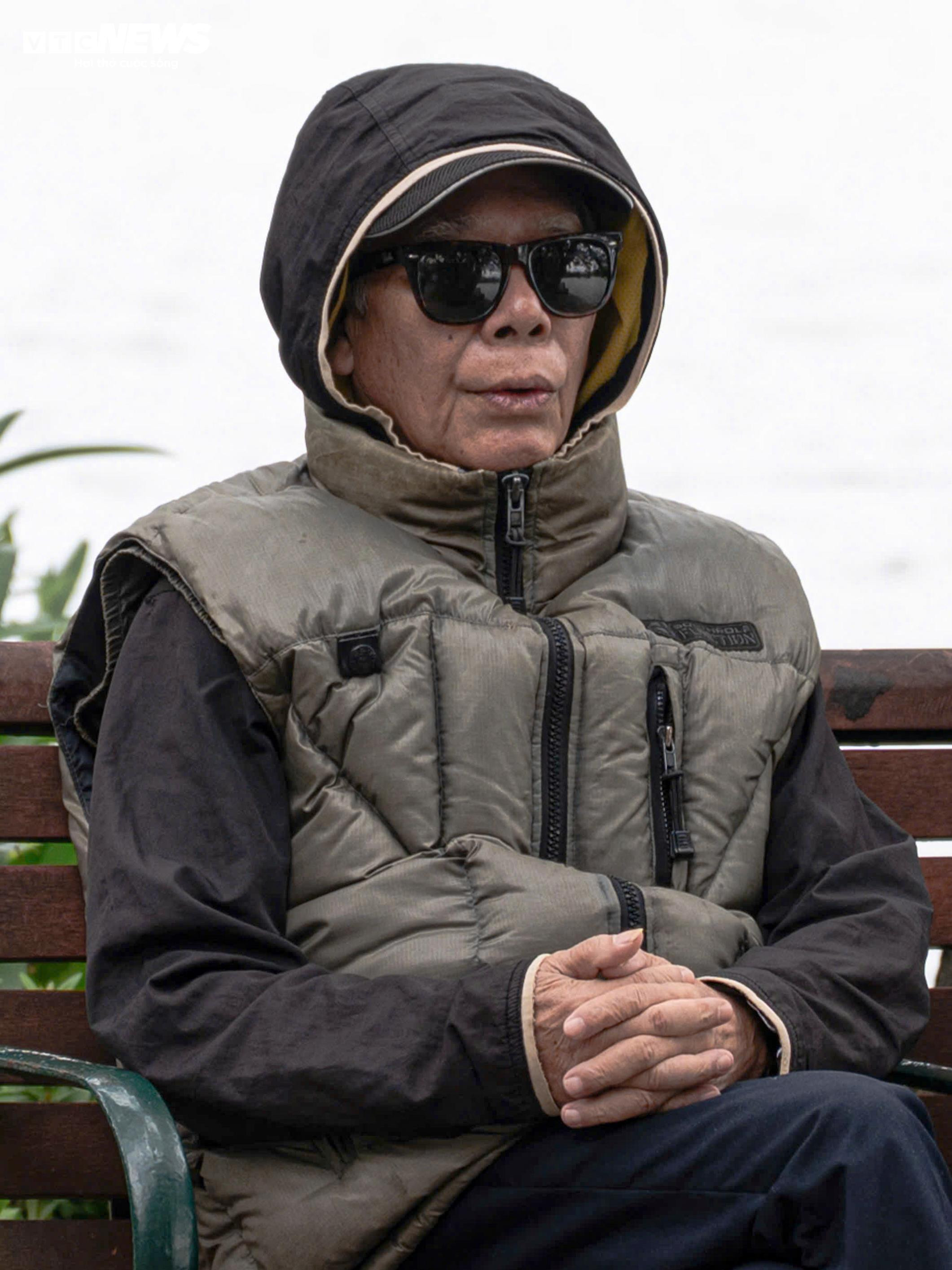 Quán xá Hà Nội quây bạt kín mít, người lao động chật vật chống rét đầu mùa - 9