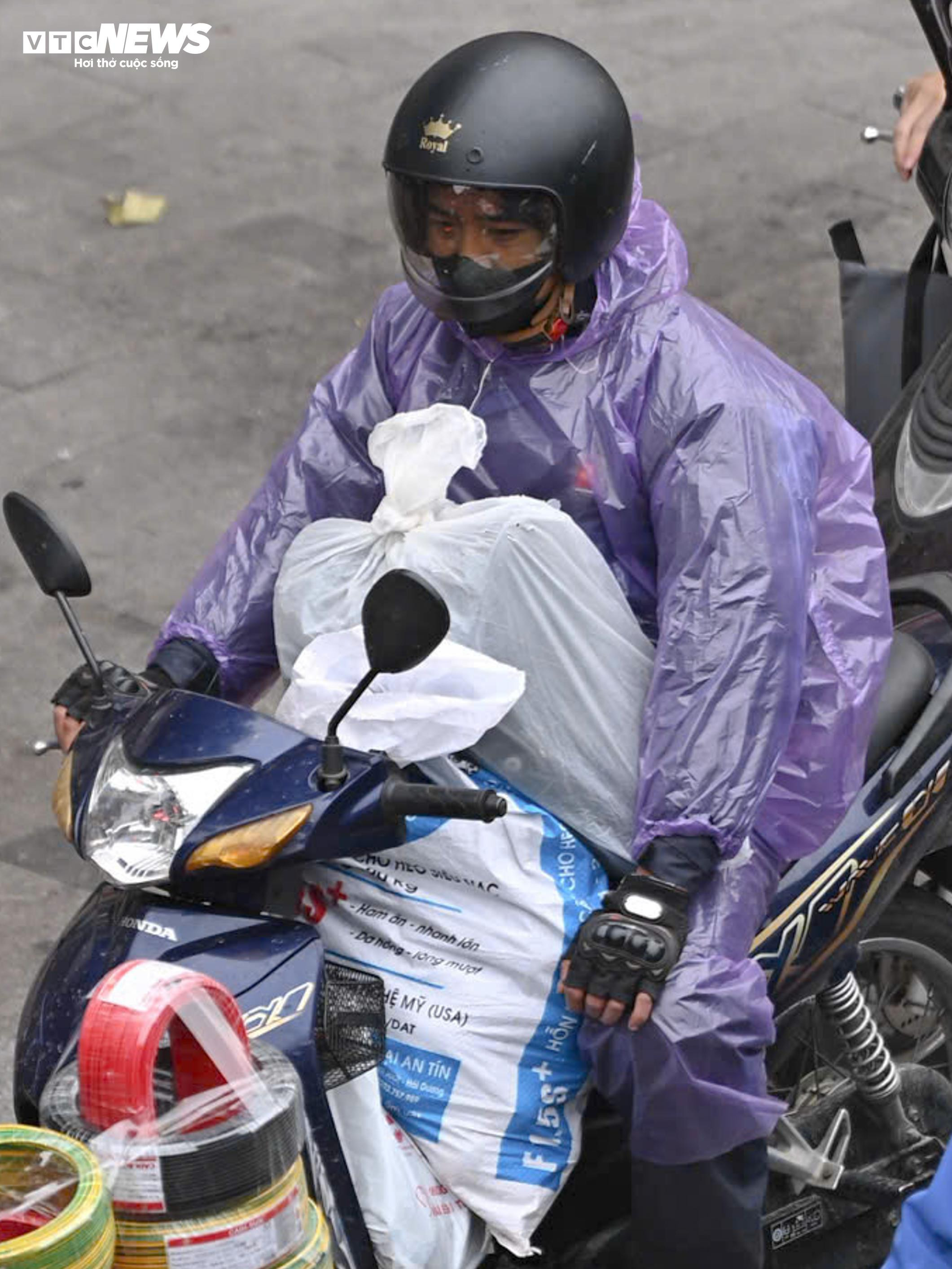 Quán xá Hà Nội quây bạt kín mít, người lao động chật vật chống rét đầu mùa - 11