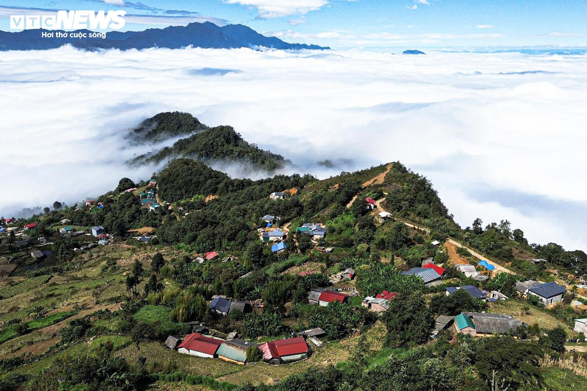 Y Tý vào mùa mây đẹp nhất, thôn Ngải Thầu Thượng hóa biển trắng cuộn trào - 1