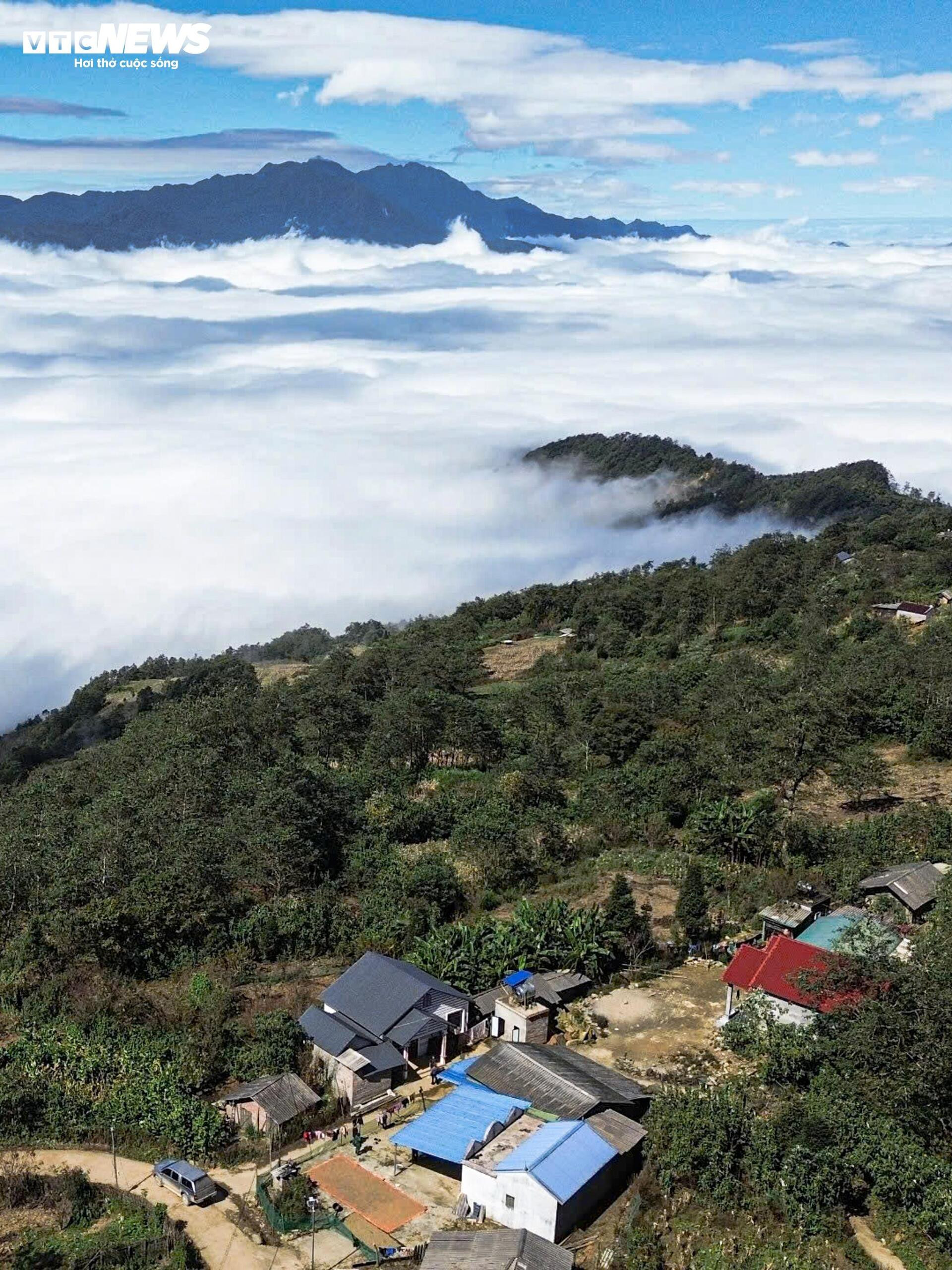 Y Tý vào mùa mây đẹp nhất, thôn Ngải Thầu Thượng hóa biển trắng cuộn trào - 11