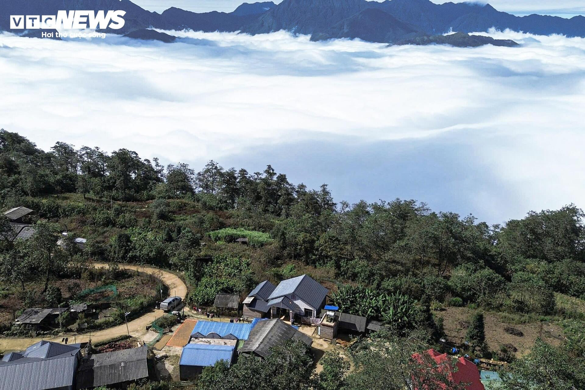 Y Tý vào mùa mây đẹp nhất, thôn Ngải Thầu Thượng hóa biển trắng cuộn trào - 6