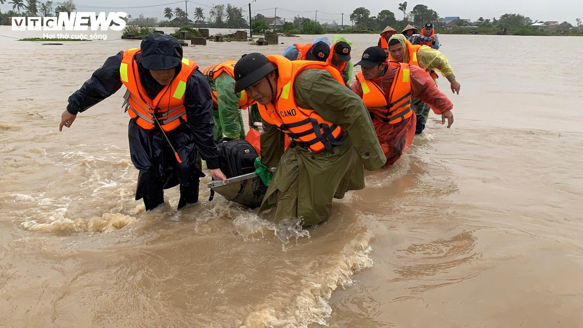Công an 'chạy đua' với lũ, sơ tán hàng nghìn người dân vùng rốn lụt - 2