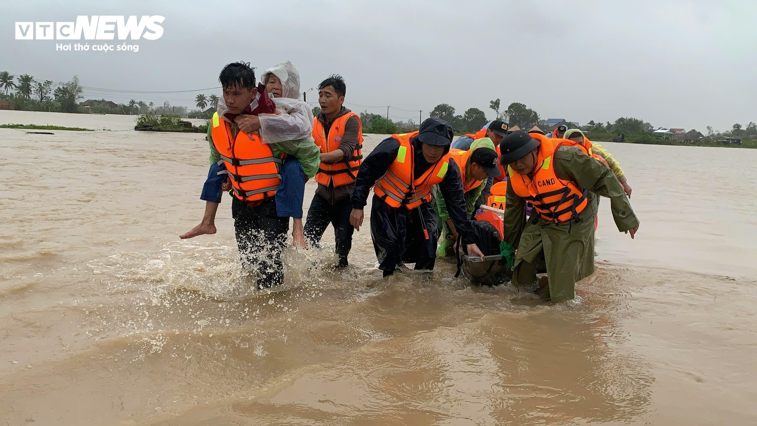 Công an 'chạy đua' với lũ, sơ tán hàng nghìn người dân vùng rốn lụt - 3
