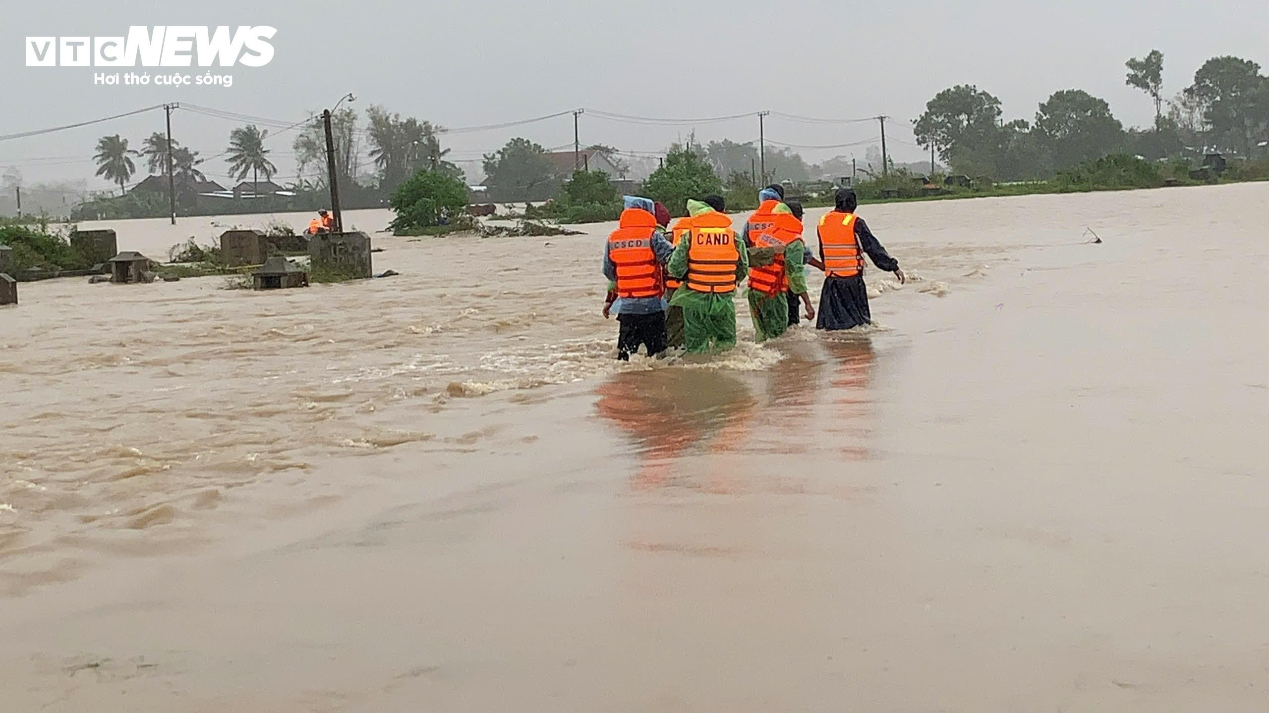Công an 'chạy đua' với lũ, sơ tán hàng nghìn người dân vùng rốn lụt - 1