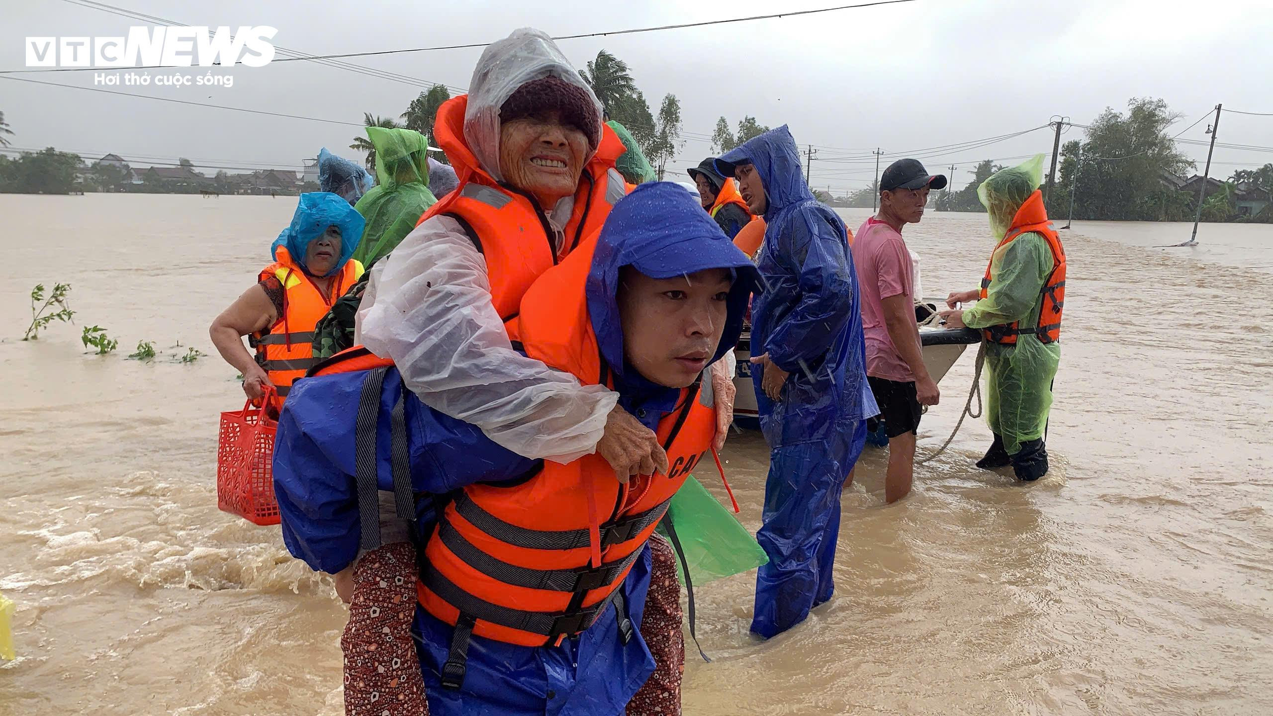 Công an 'chạy đua' với lũ, sơ tán hàng nghìn người dân vùng rốn lụt - 4