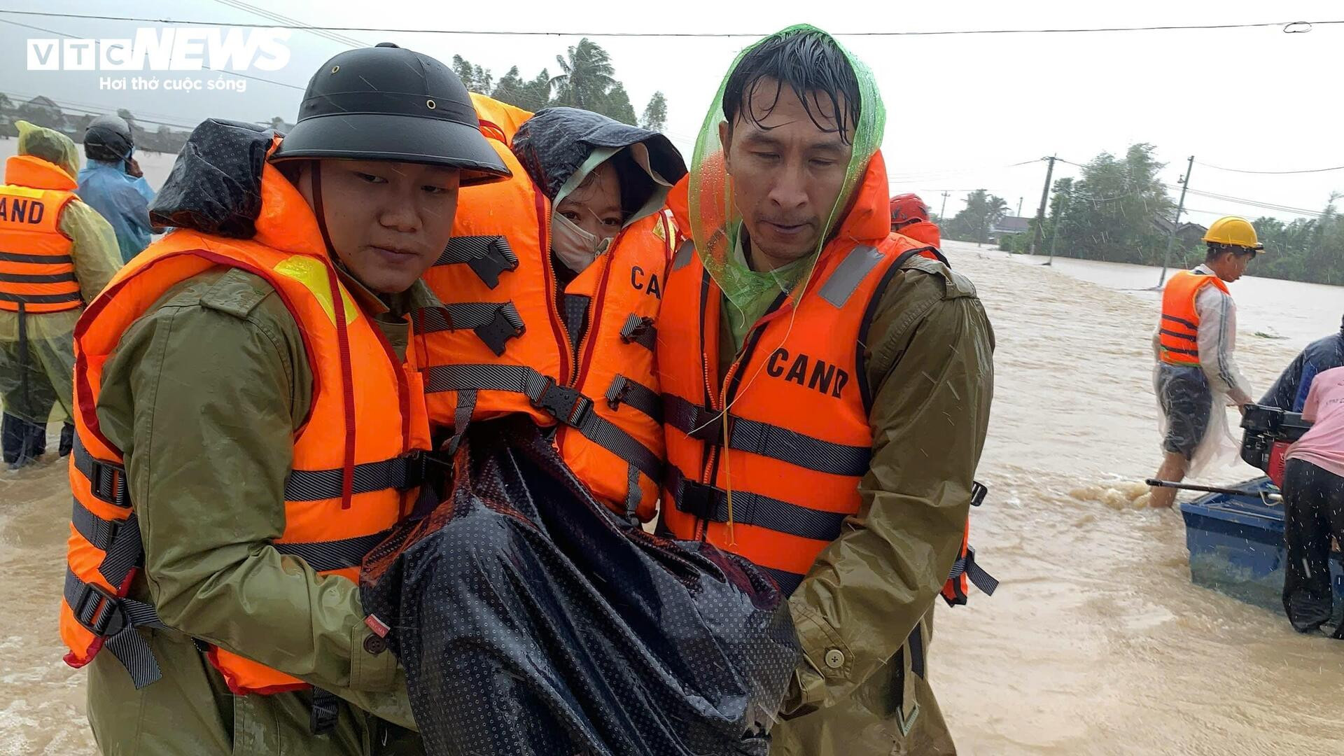 Công an 'chạy đua' với lũ, sơ tán hàng nghìn người dân vùng rốn lụt - 6