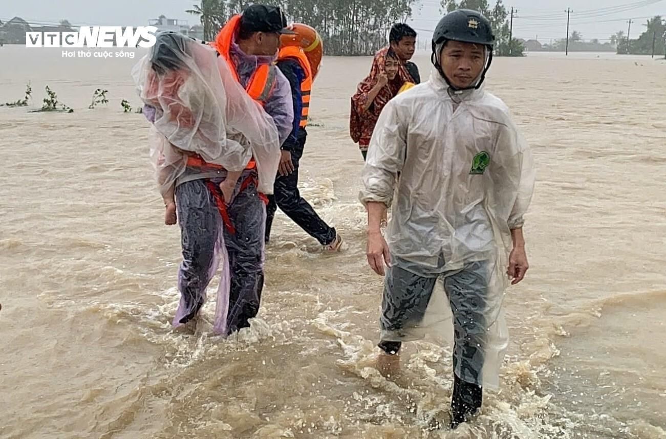 Công an 'chạy đua' với lũ, sơ tán hàng nghìn người dân vùng rốn lụt - 7
