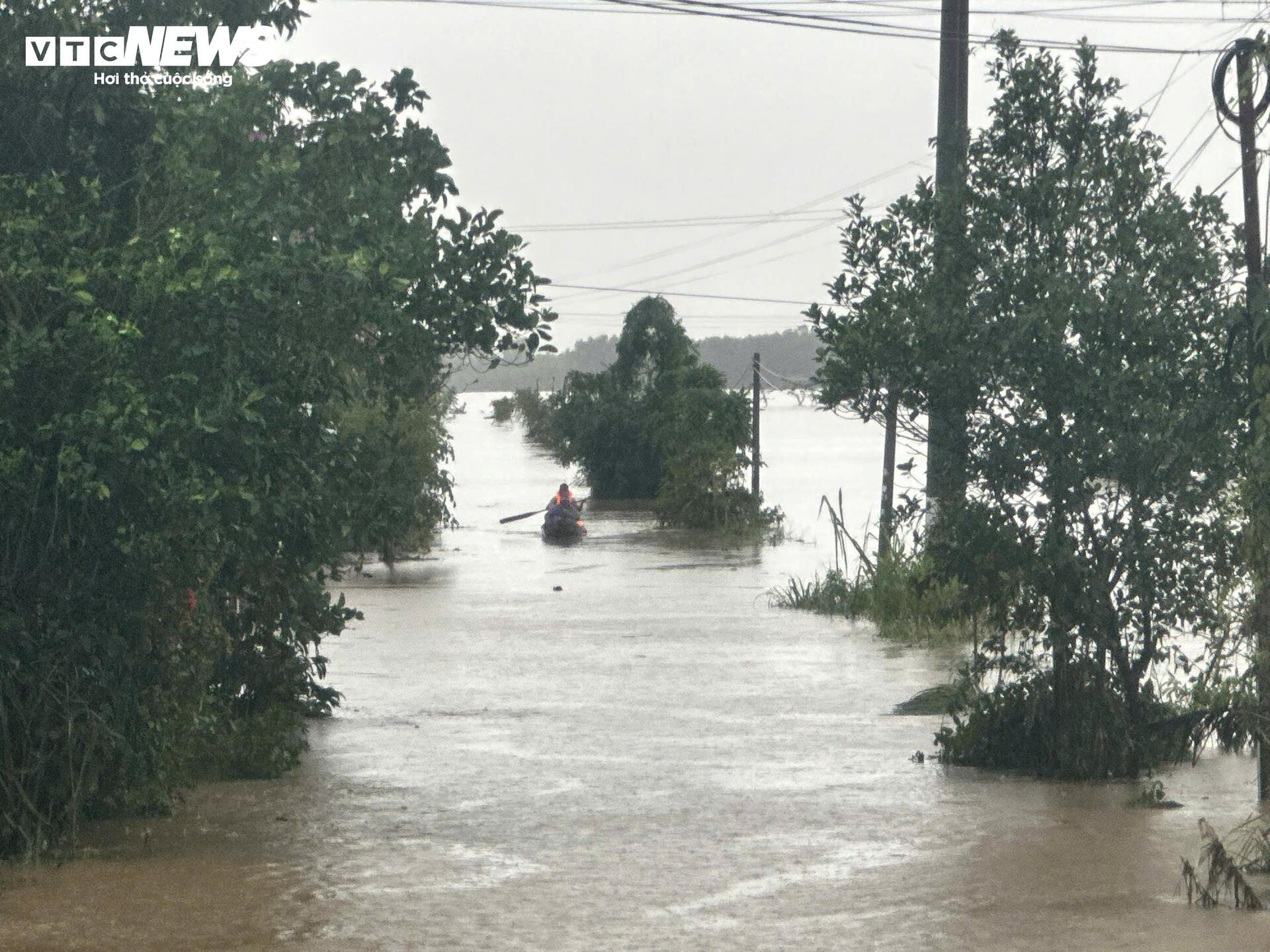 Đắk Lắk lũ vượt mái nhà, dân thoát nạn nghẹn ngào: 'Ngỡ mình chết hôm qua' - 1
