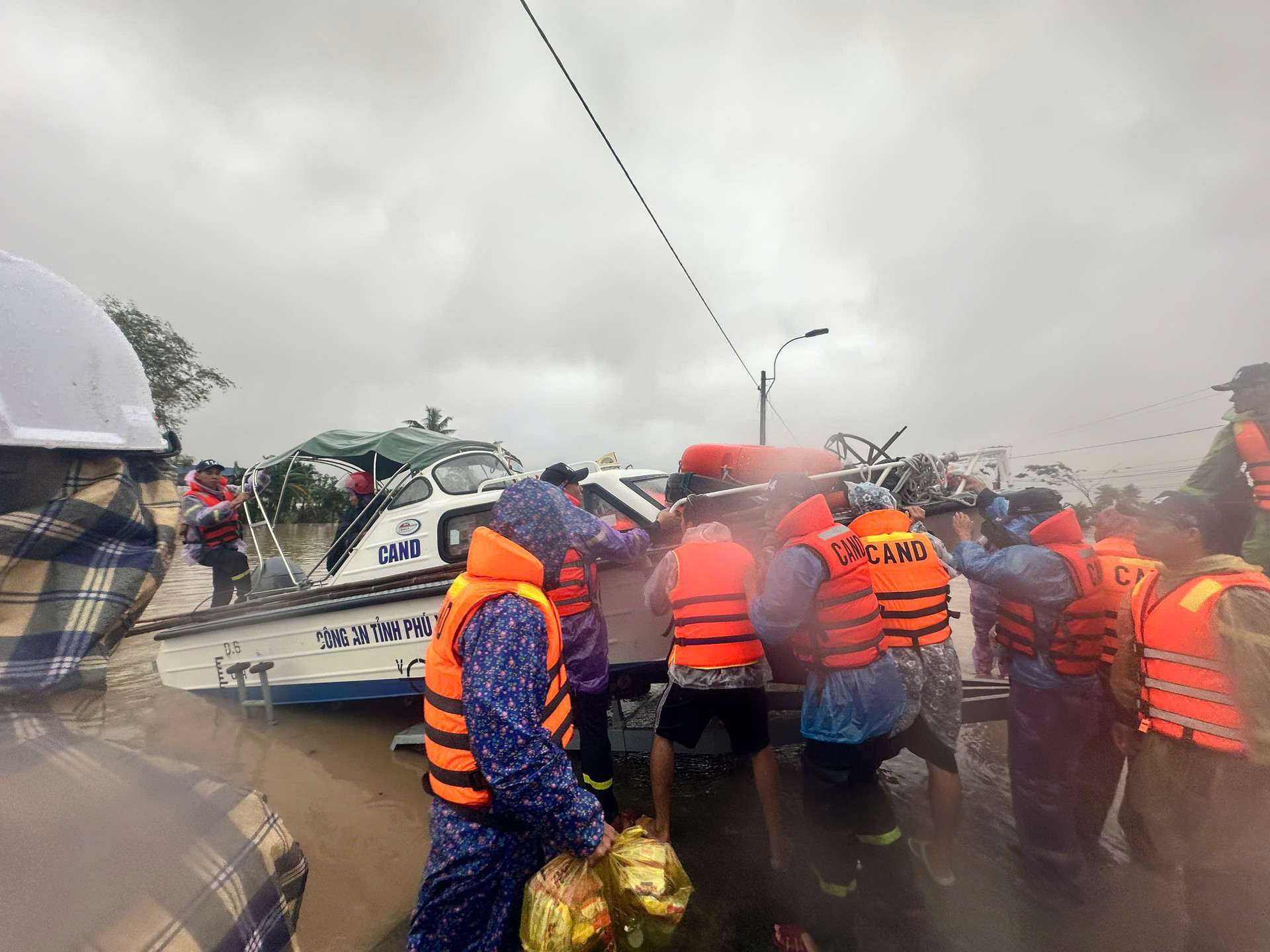 Đắk Lắk lũ vượt mái nhà, dân thoát nạn nghẹn ngào: 'Ngỡ mình chết hôm qua' - 6