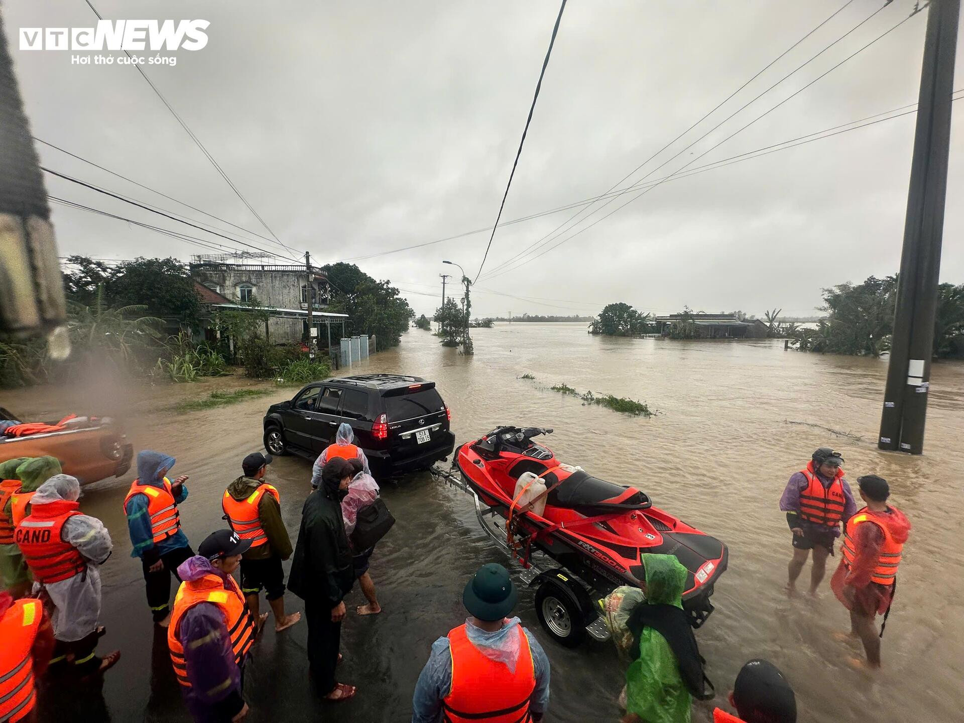 Đắk Lắk lũ vượt mái nhà, dân thoát nạn nghẹn ngào: 'Ngỡ mình chết hôm qua' - 4