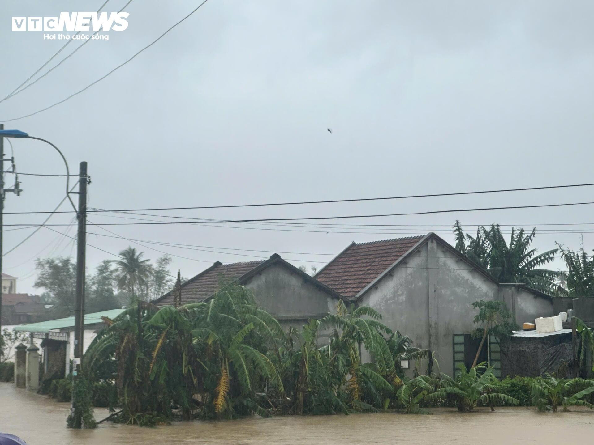 Đắk Lắk lũ vượt mái nhà, dân thoát nạn nghẹn ngào: 'Ngỡ mình chết hôm qua' - 2