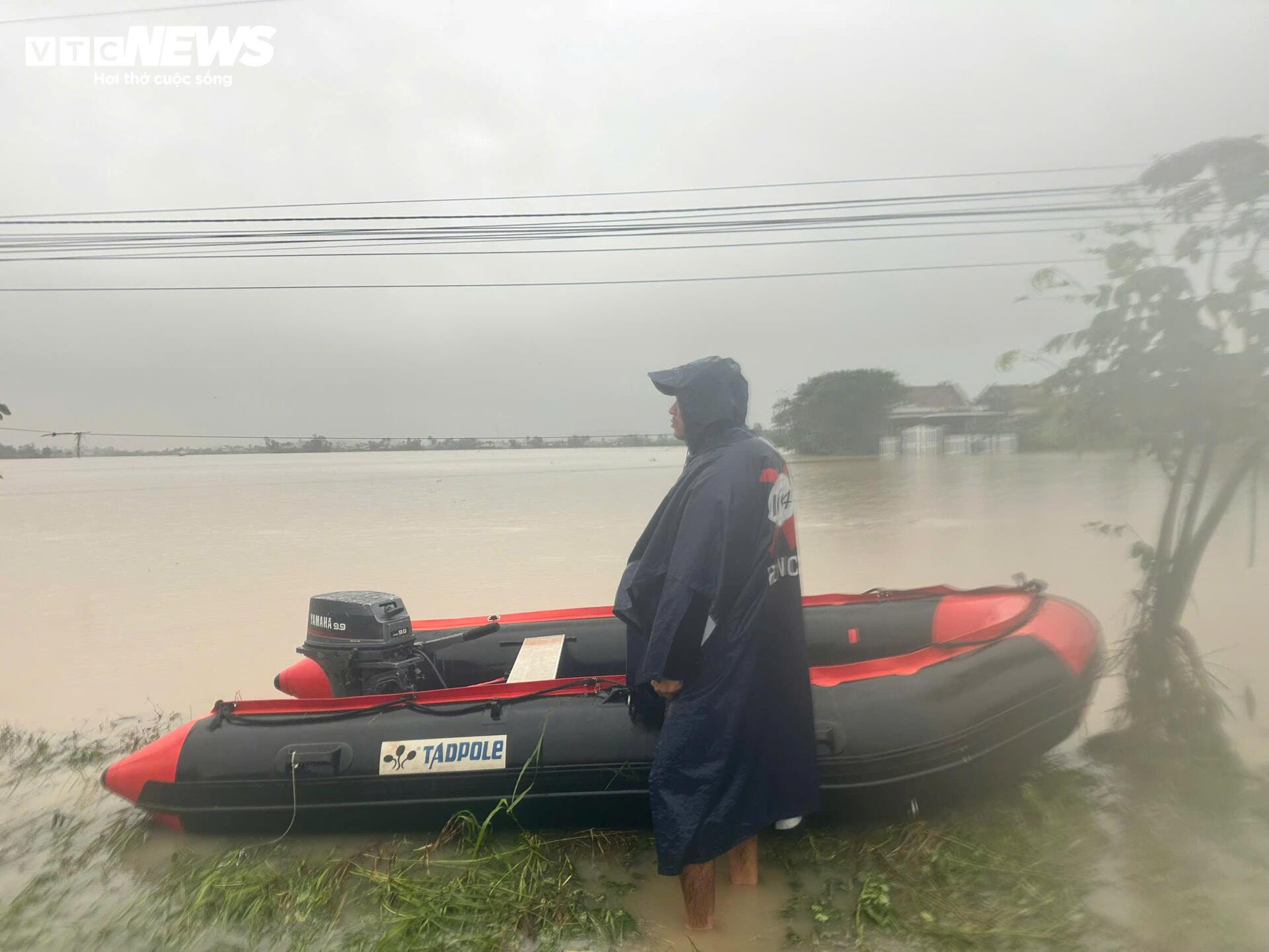Đắk Lắk lũ vượt mái nhà, dân thoát nạn nghẹn ngào: 'Ngỡ mình chết hôm qua' - 10