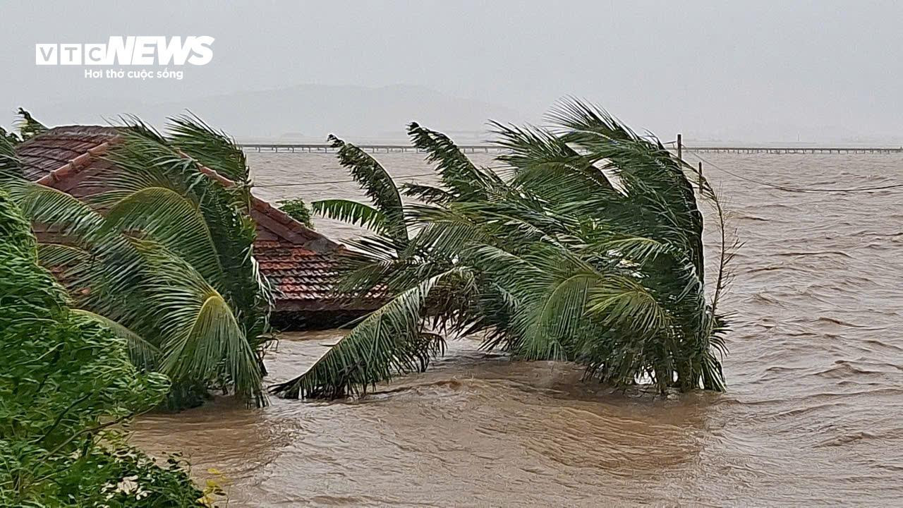 Đắk Lắk lũ vượt mái nhà, dân thoát nạn nghẹn ngào: 'Ngỡ mình chết hôm qua' - 7