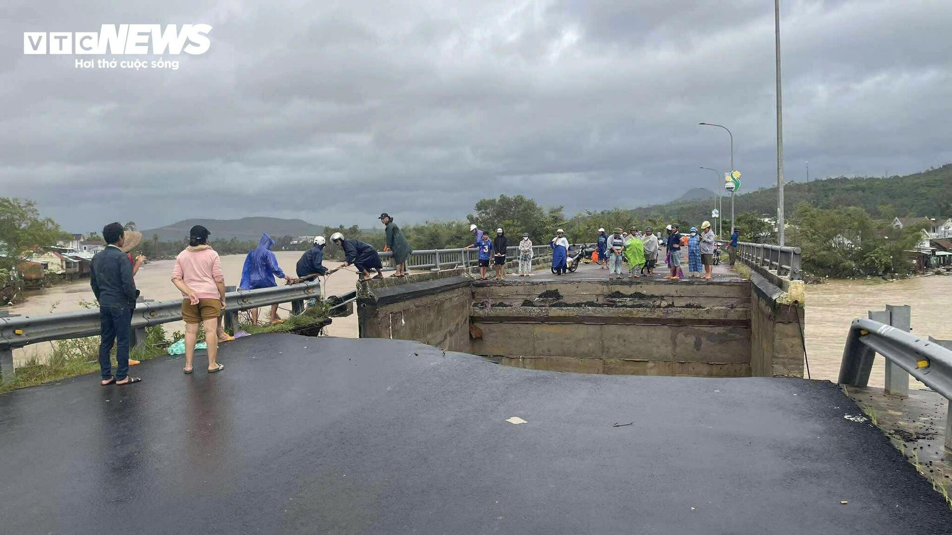 Đắk Lắk lũ vượt mái nhà, dân thoát nạn nghẹn ngào: 'Ngỡ mình chết hôm qua' - 9