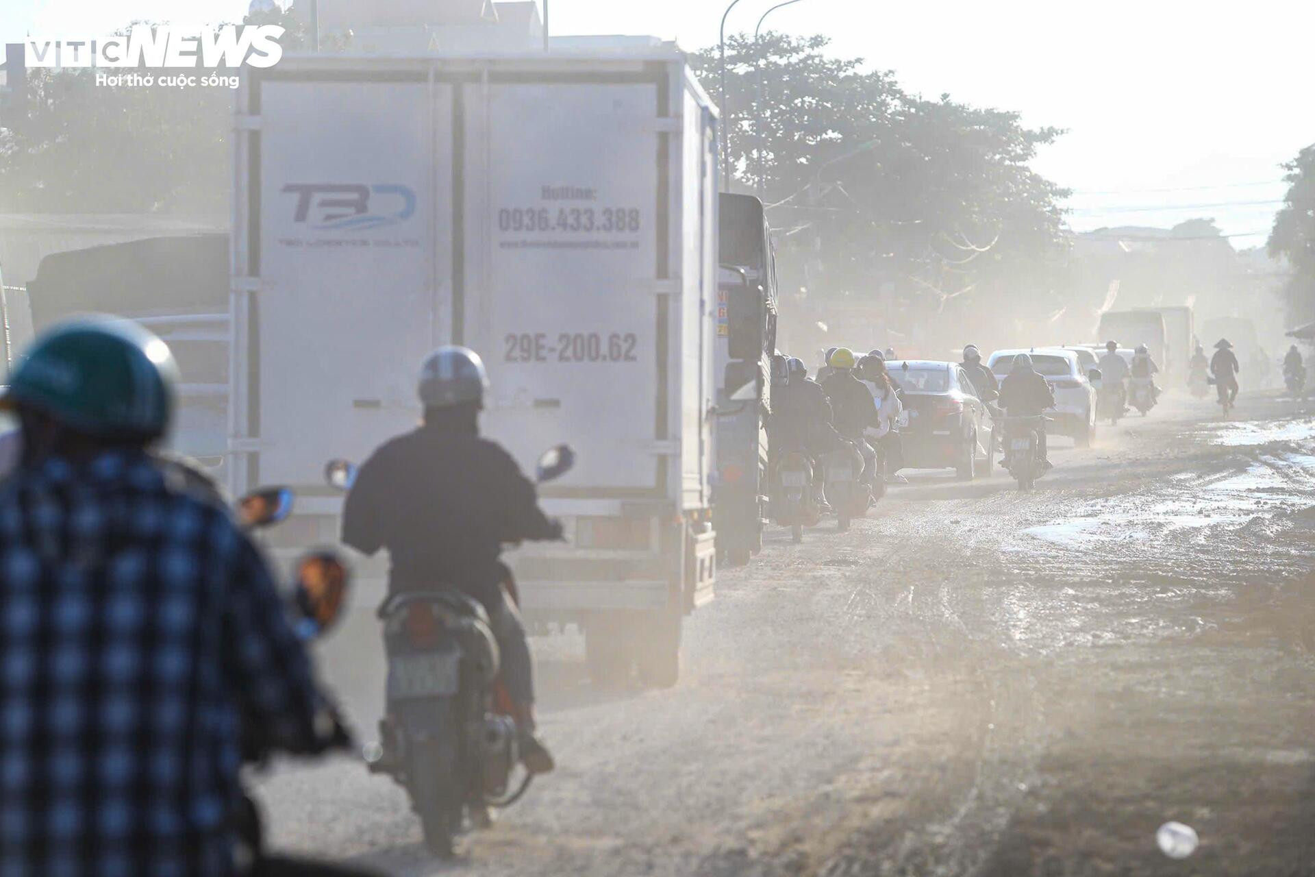 Khốn khổ cảnh mưa lầy lội, nắng bụi mù quanh công trường Vành đai 4 qua Hà Nội - 4