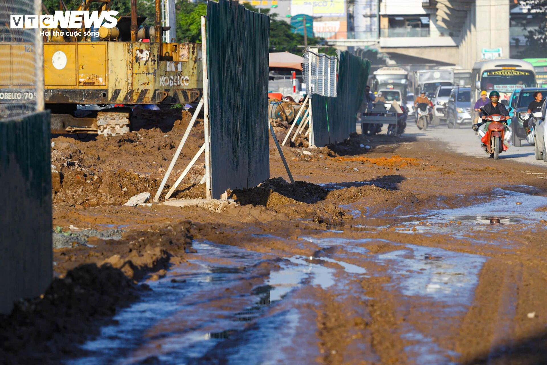 Khốn khổ cảnh mưa lầy lội, nắng bụi mù quanh công trường Vành đai 4 qua Hà Nội - 8