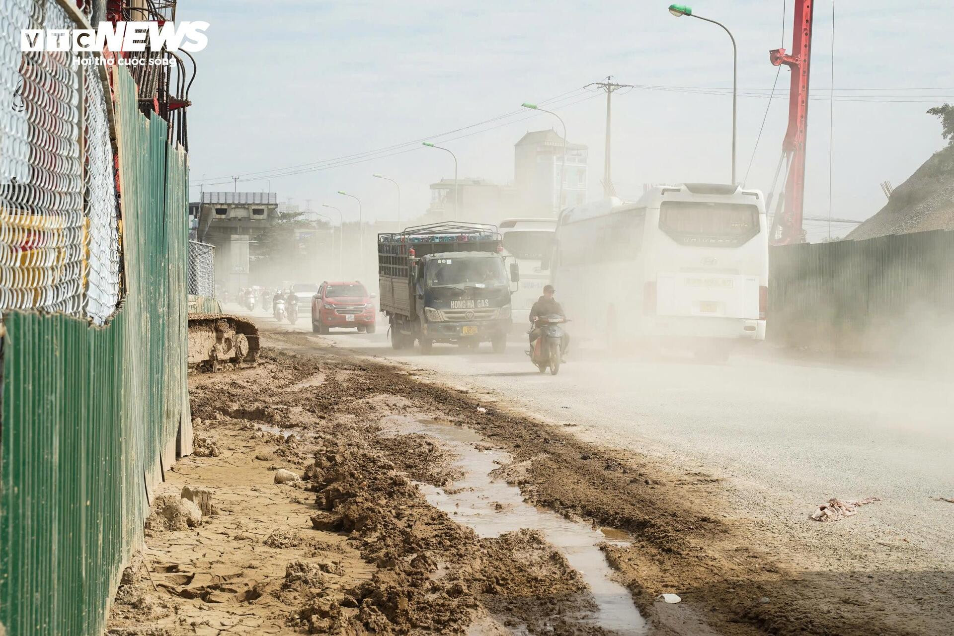 Khốn khổ cảnh mưa lầy lội, nắng bụi mù quanh công trường Vành đai 4 qua Hà Nội - 3