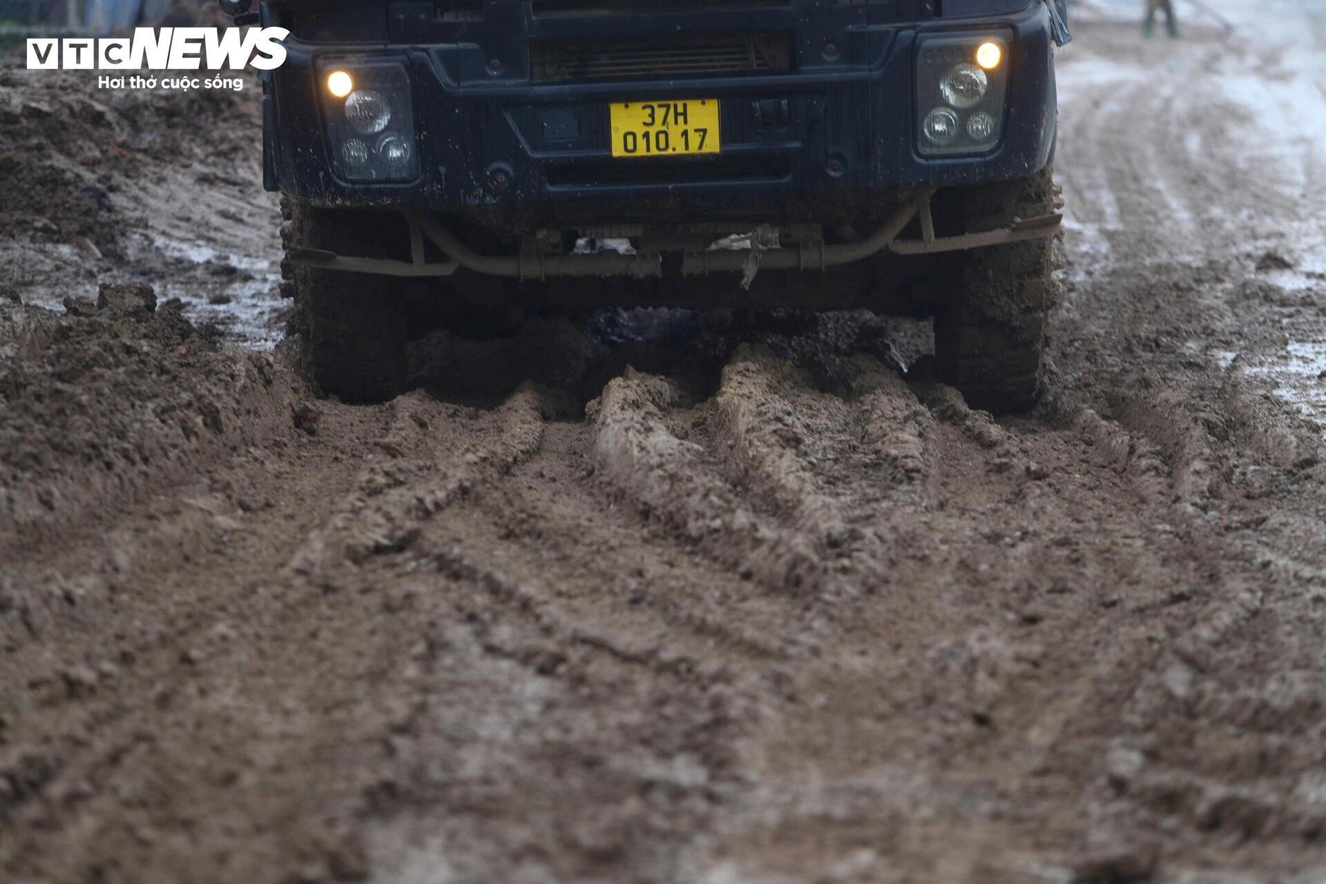 Khốn khổ cảnh mưa lầy lội, nắng bụi mù quanh công trường Vành đai 4 qua Hà Nội - 13