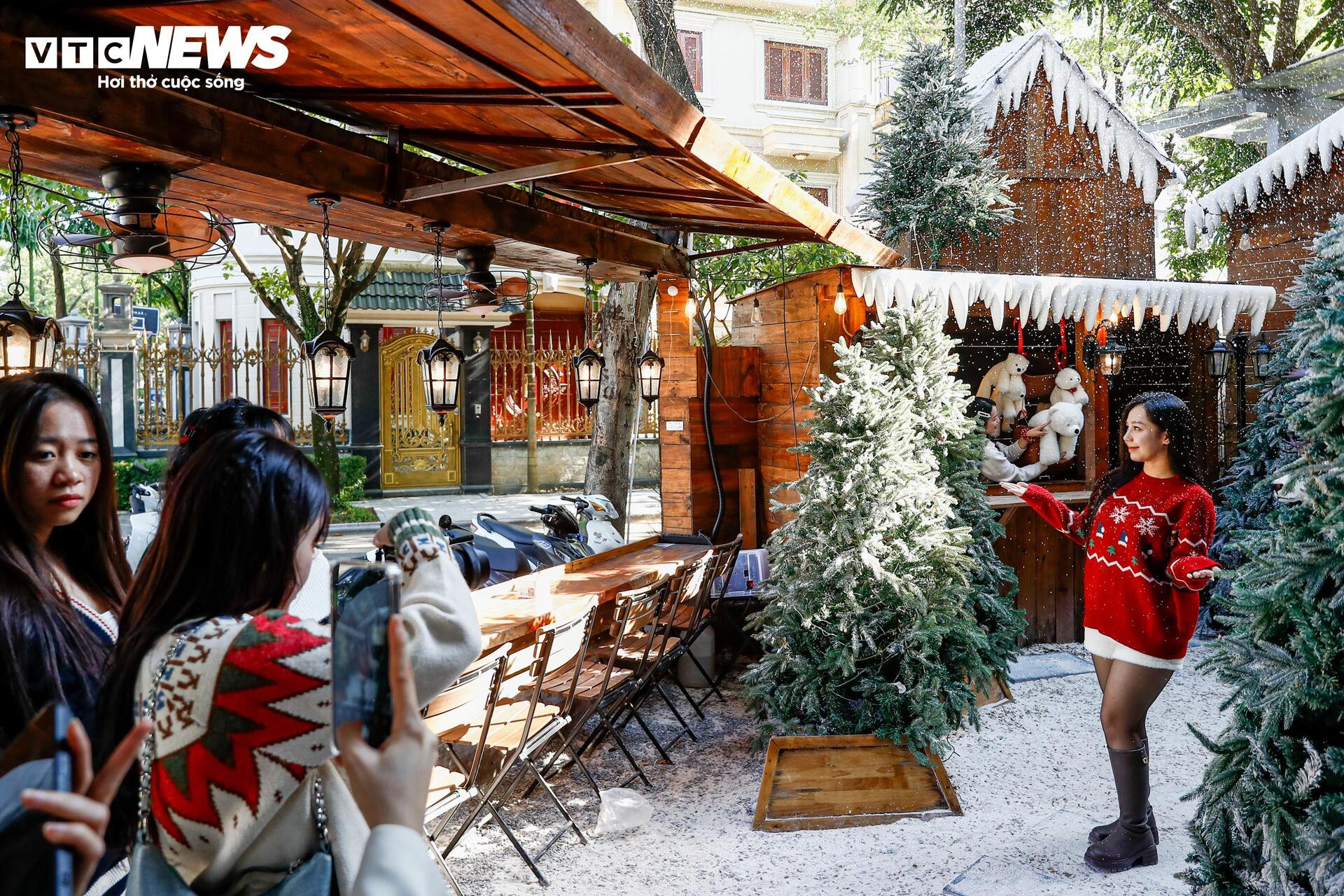 Quán cà phê Hà Nội hóa trời Âu, phun tuyết nhân tạo, hút khách mùa Giáng sinh - 3