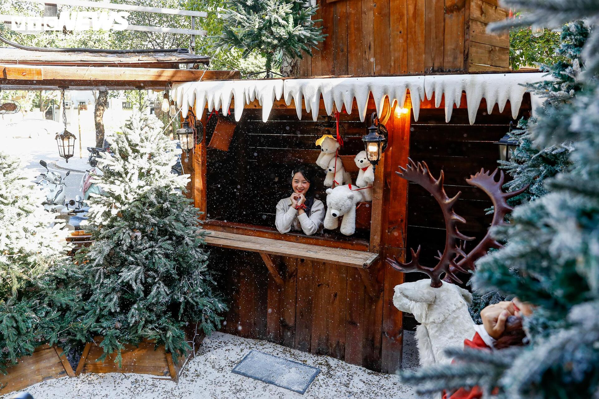 Quán cà phê Hà Nội hóa trời Âu, phun tuyết nhân tạo, hút khách mùa Giáng sinh - 2