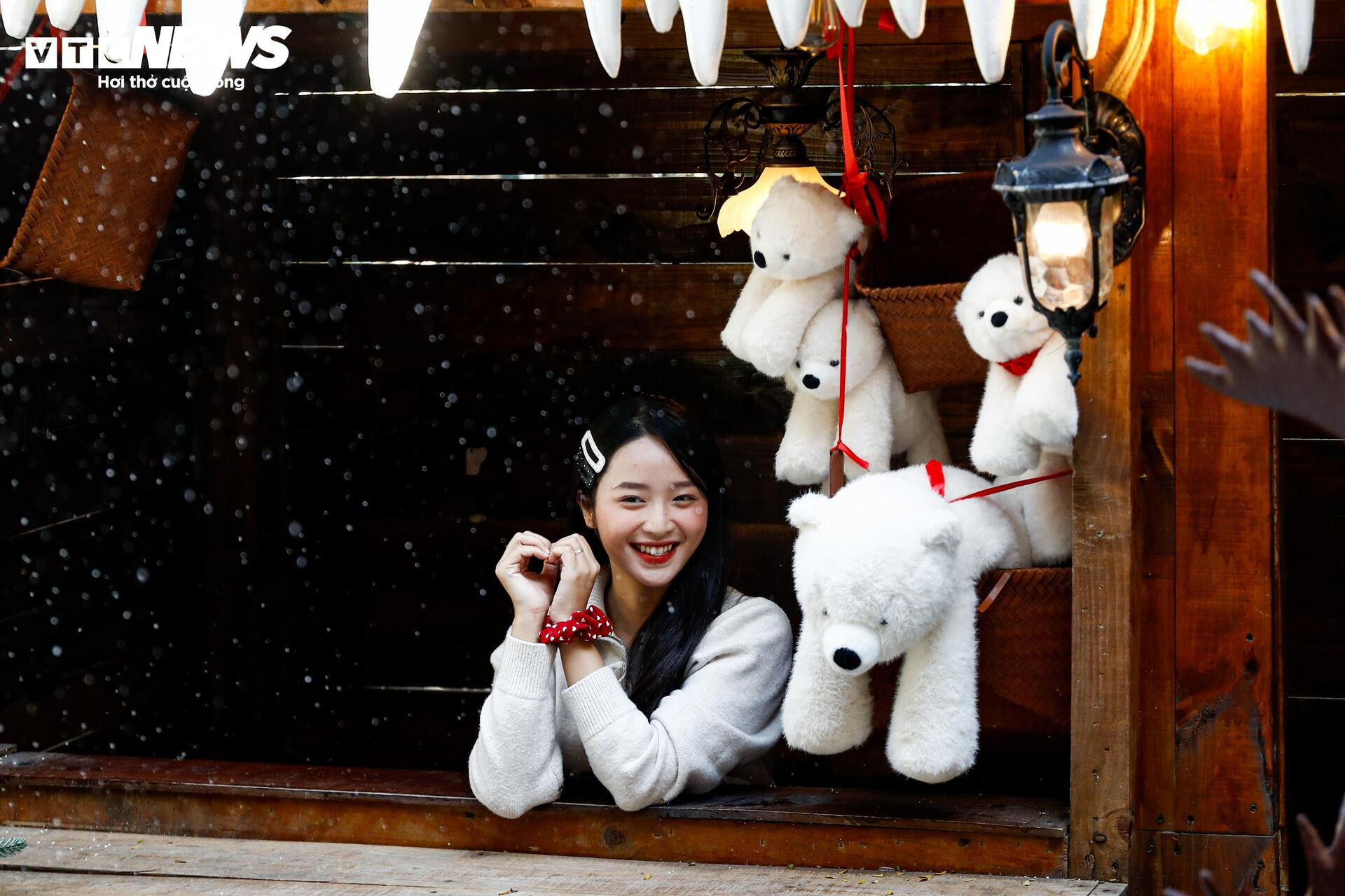 Quán cà phê Hà Nội hóa trời Âu, phun tuyết nhân tạo, hút khách mùa Giáng sinh - 12