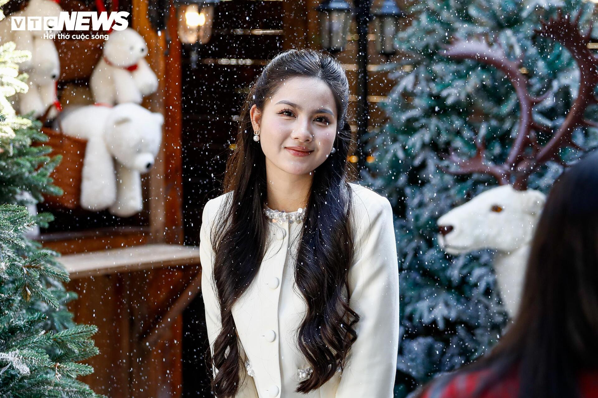 Quán cà phê Hà Nội hóa trời Âu, phun tuyết nhân tạo, hút khách mùa Giáng sinh - 13