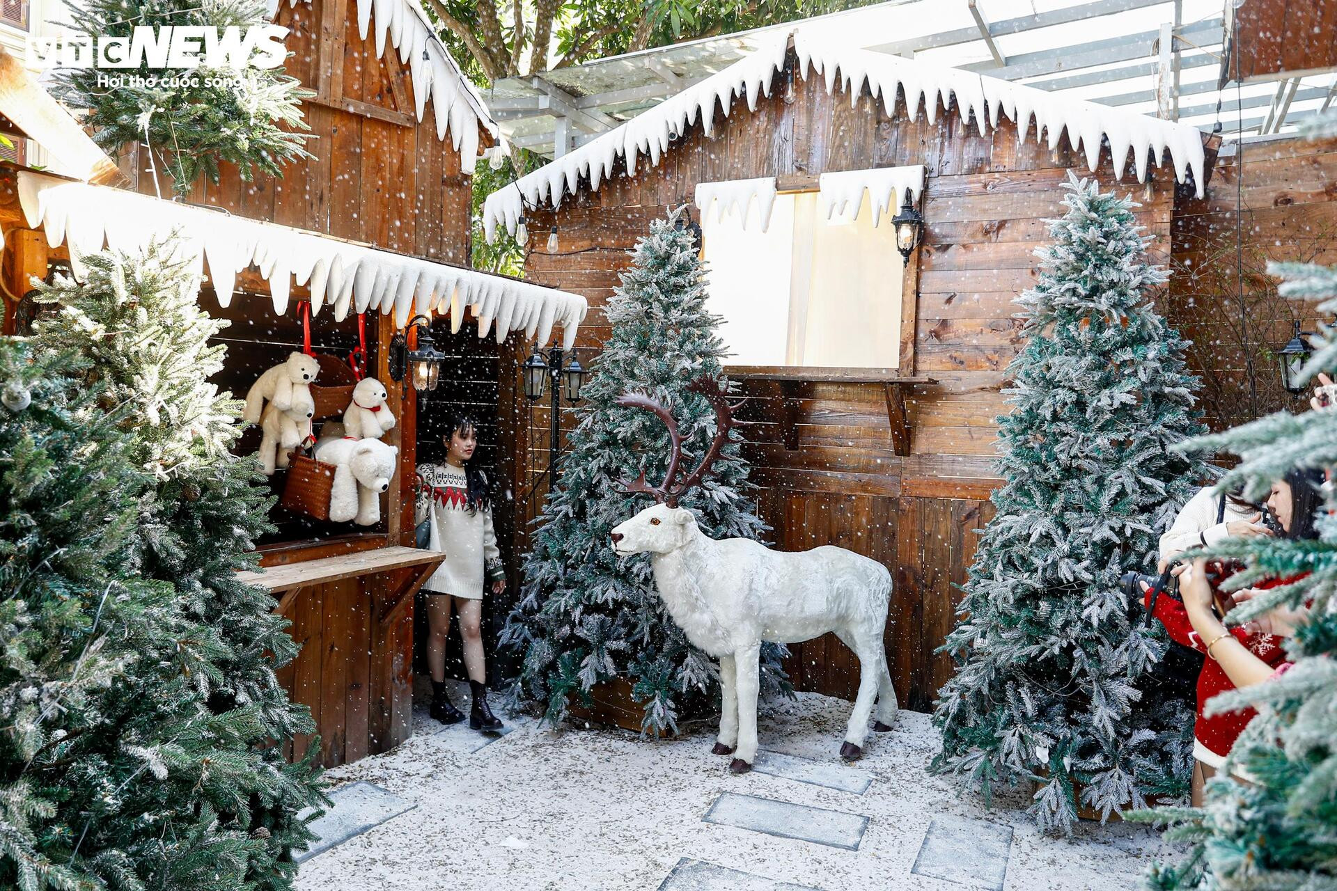 Quán cà phê Hà Nội hóa trời Âu, phun tuyết nhân tạo, hút khách mùa Giáng sinh - 4