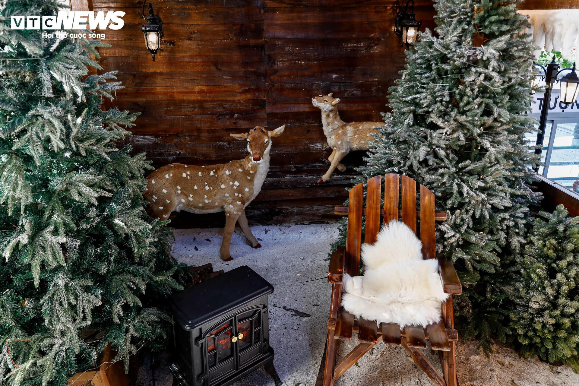 Quán cà phê Hà Nội hóa trời Âu, phun tuyết nhân tạo, hút khách mùa Giáng sinh - 6