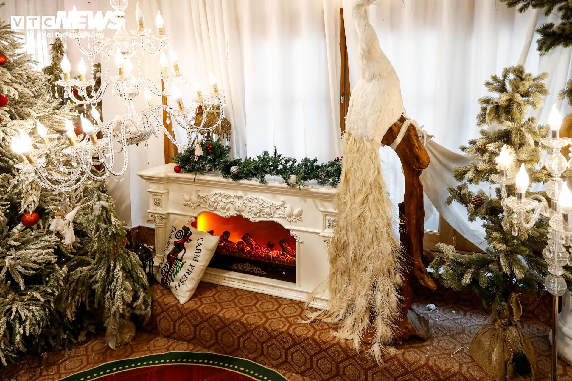 Quán cà phê Hà Nội hóa trời Âu, phun tuyết nhân tạo, hút khách mùa Giáng sinh - 7