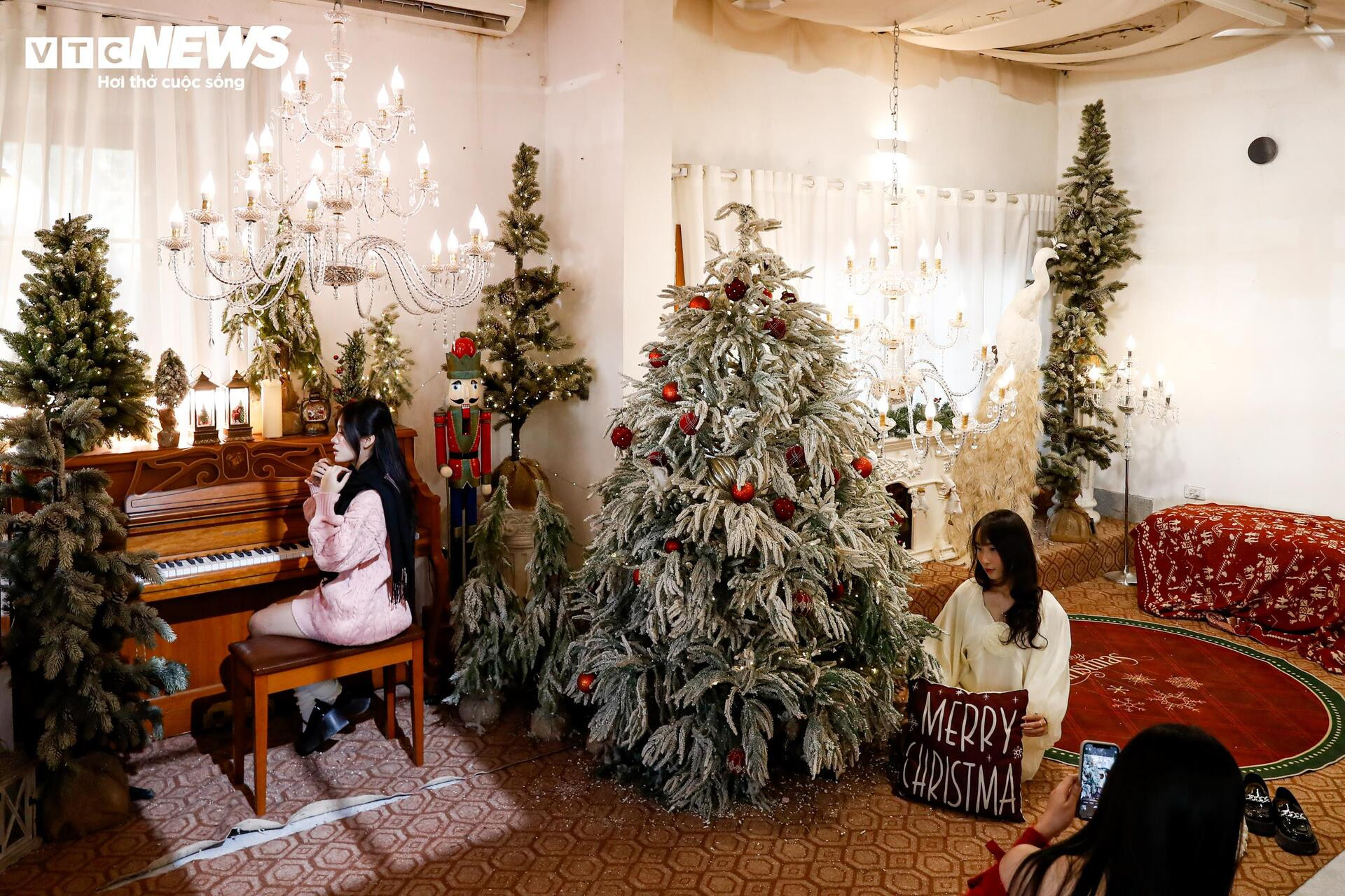 Quán cà phê Hà Nội hóa trời Âu, phun tuyết nhân tạo, hút khách mùa Giáng sinh - 5