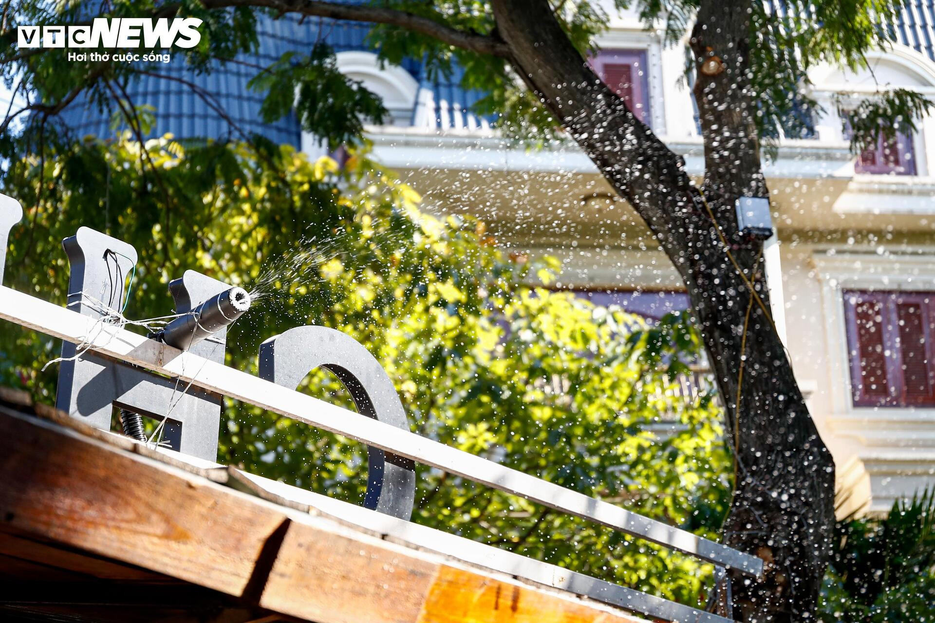 Quán cà phê Hà Nội hóa trời Âu, phun tuyết nhân tạo, hút khách mùa Giáng sinh - 9