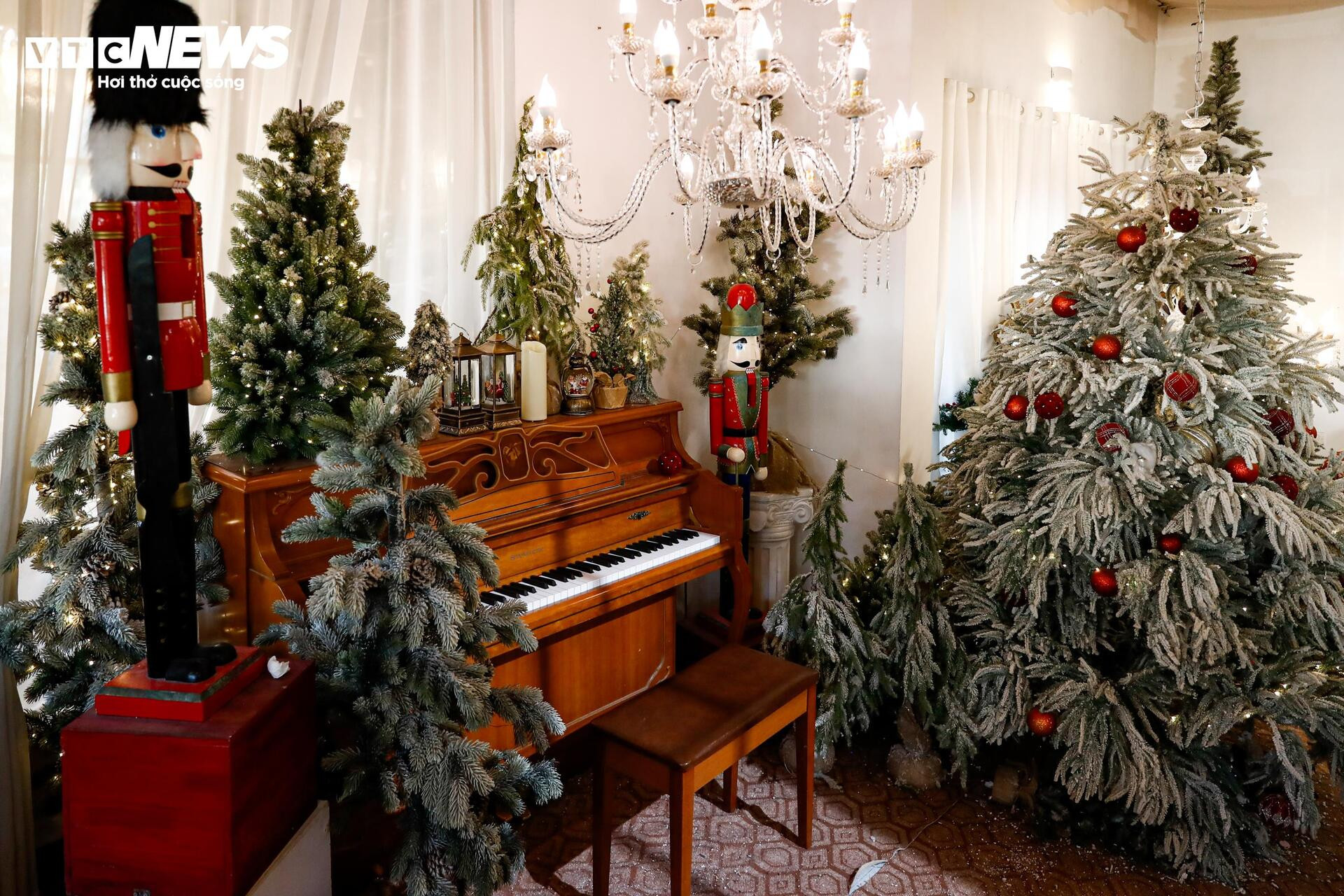 Quán cà phê Hà Nội hóa trời Âu, phun tuyết nhân tạo, hút khách mùa Giáng sinh - 8