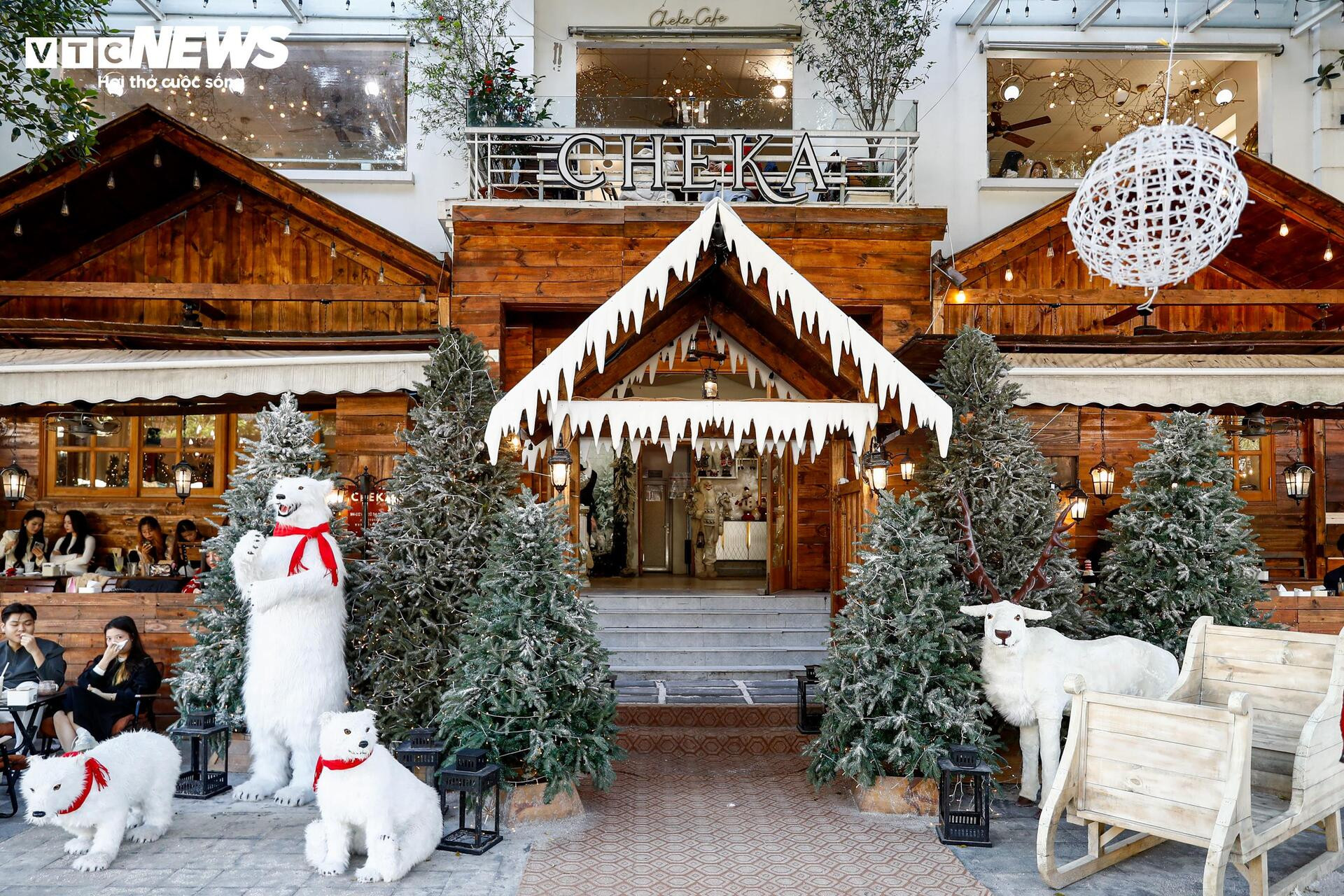 Quán cà phê Hà Nội hóa trời Âu, phun tuyết nhân tạo, hút khách mùa Giáng sinh - 1